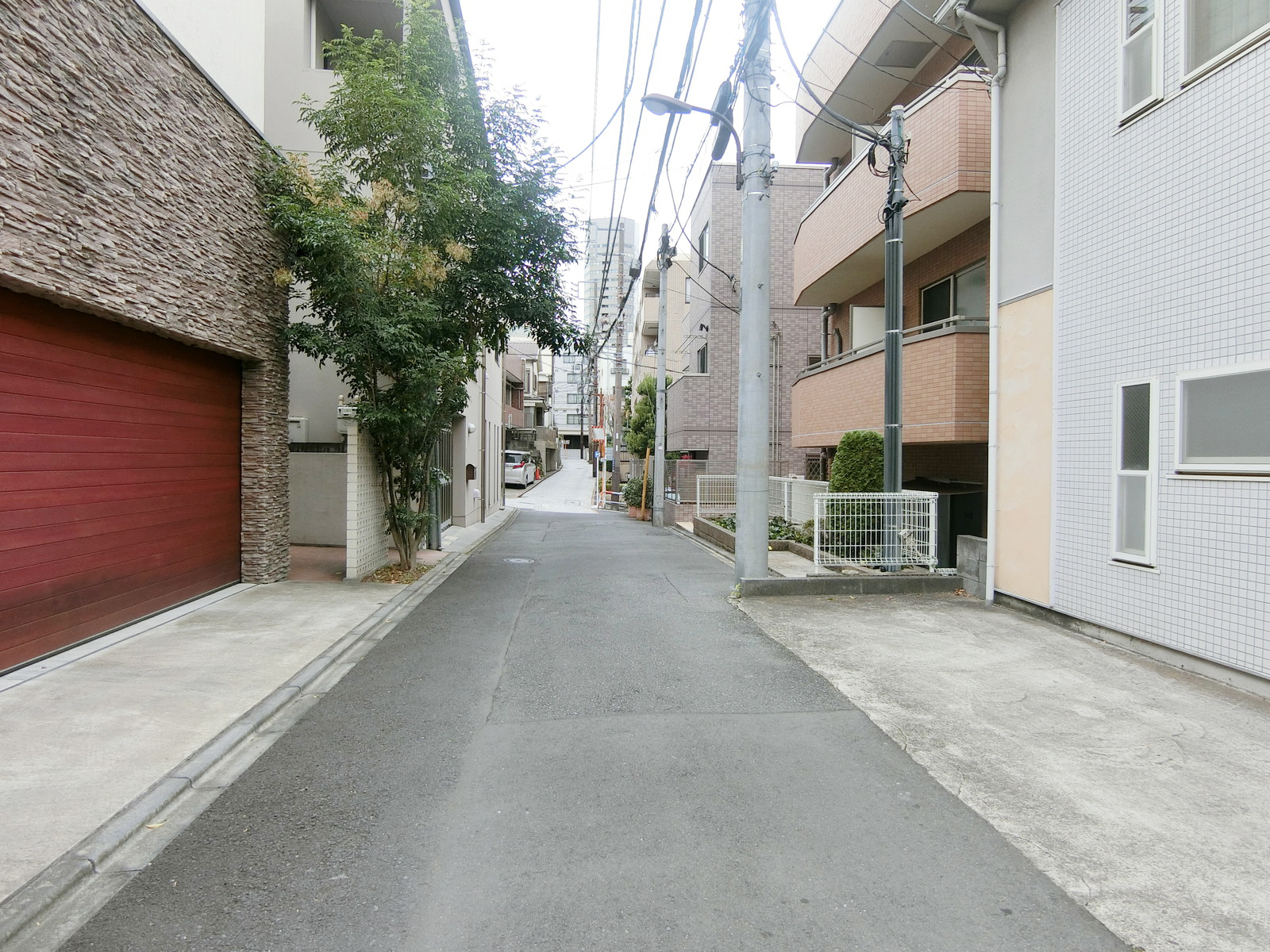 サンシオン四谷前面の通り