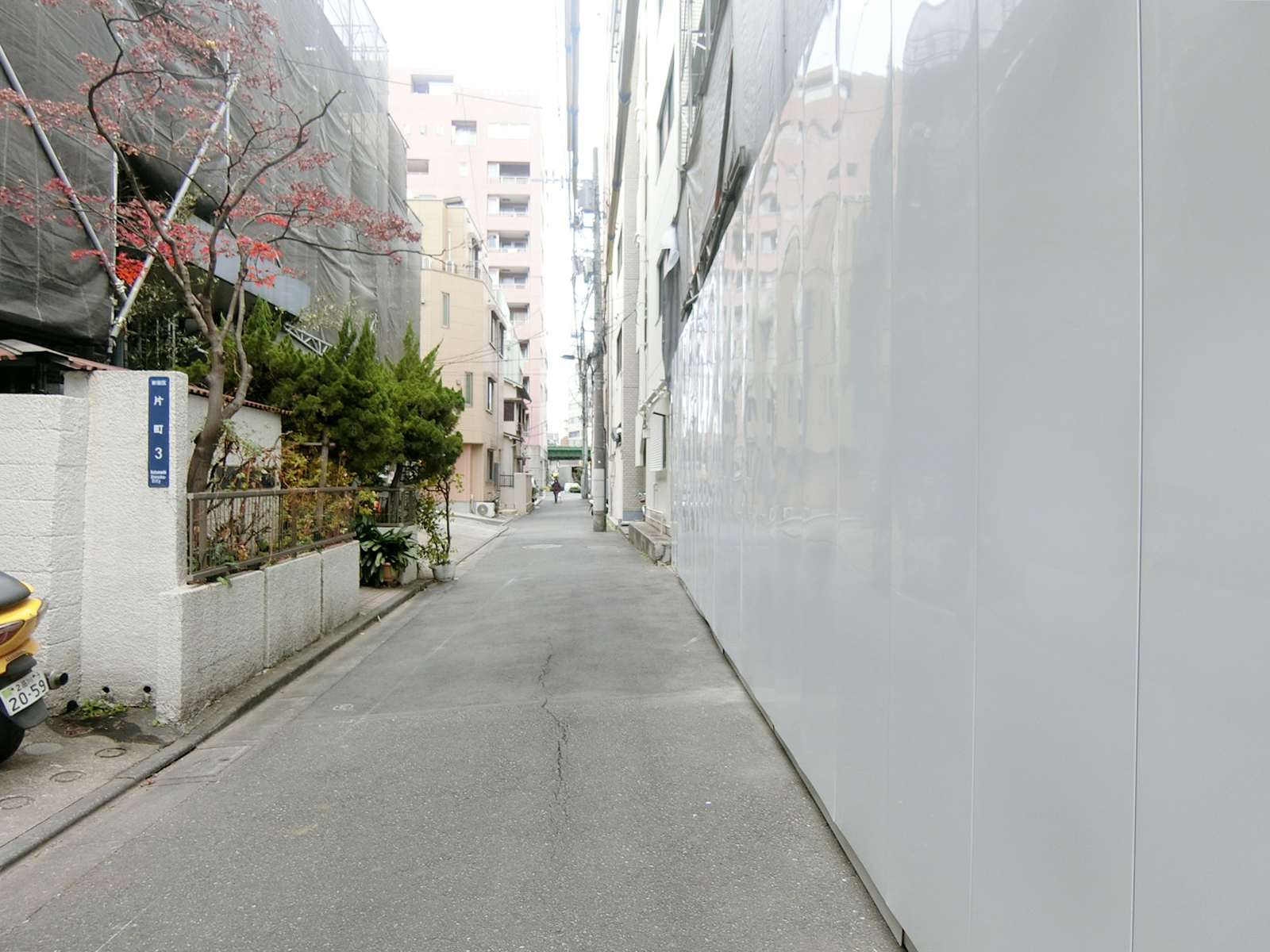 マンション壁装館前面の通り