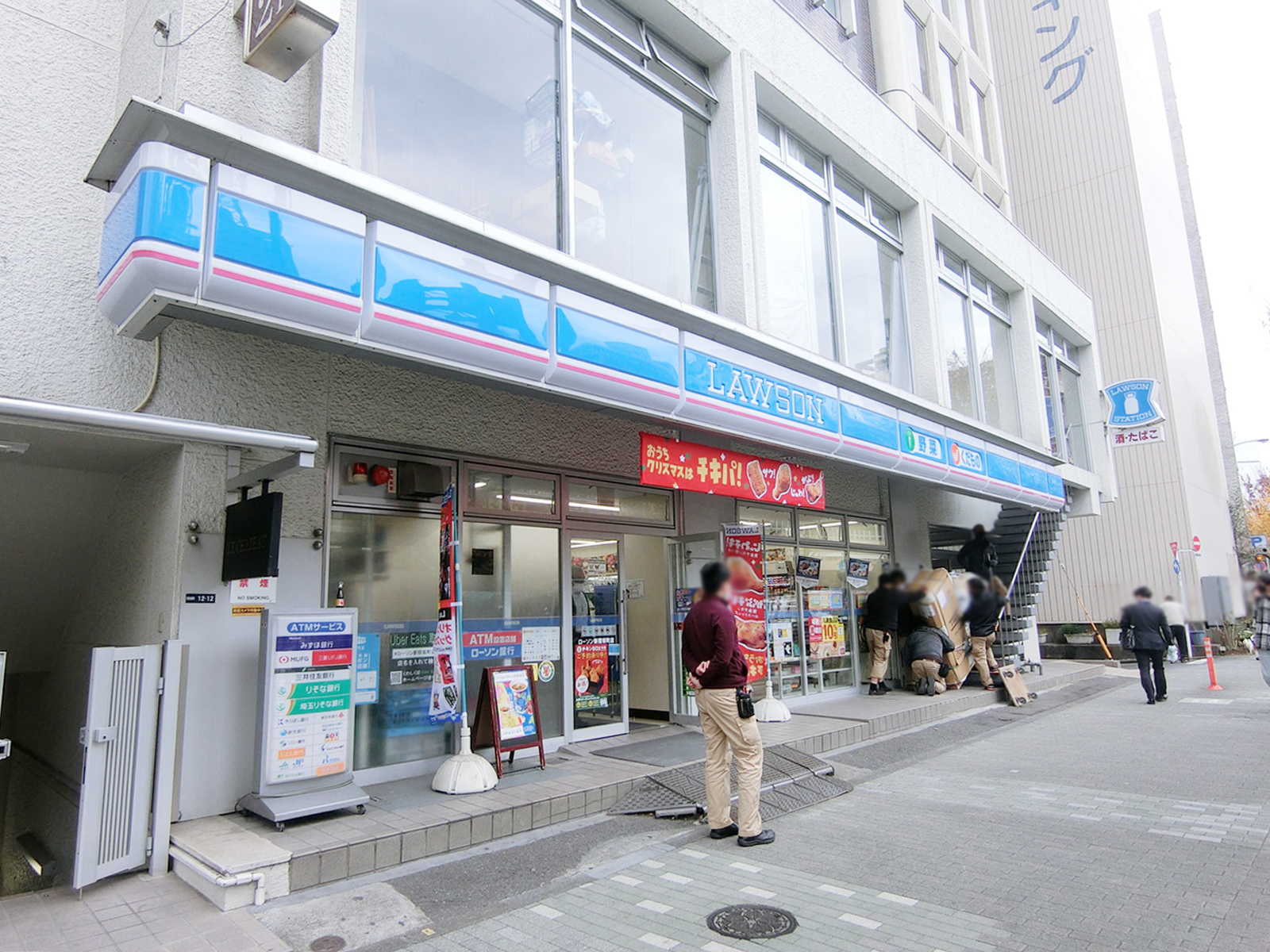 徒歩1分のローソン 新宿坂町店
