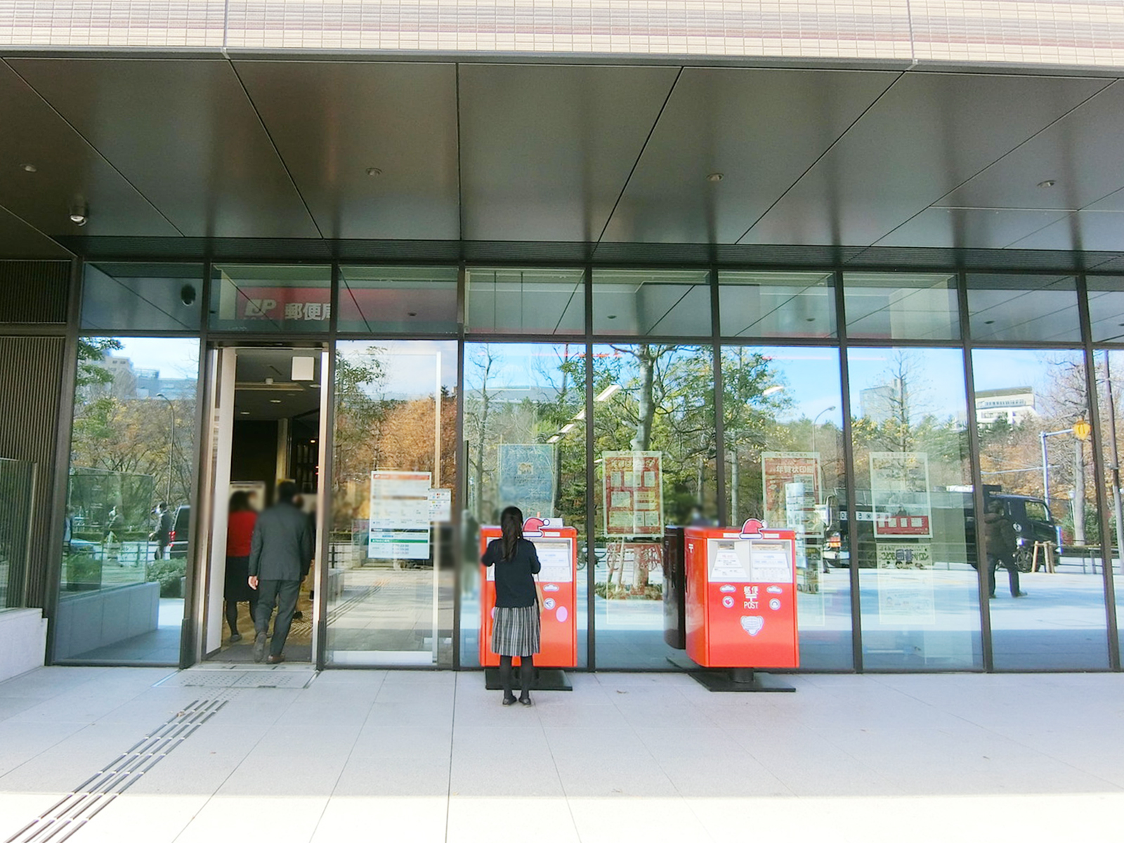 徒歩3分の四谷駅前郵便局
