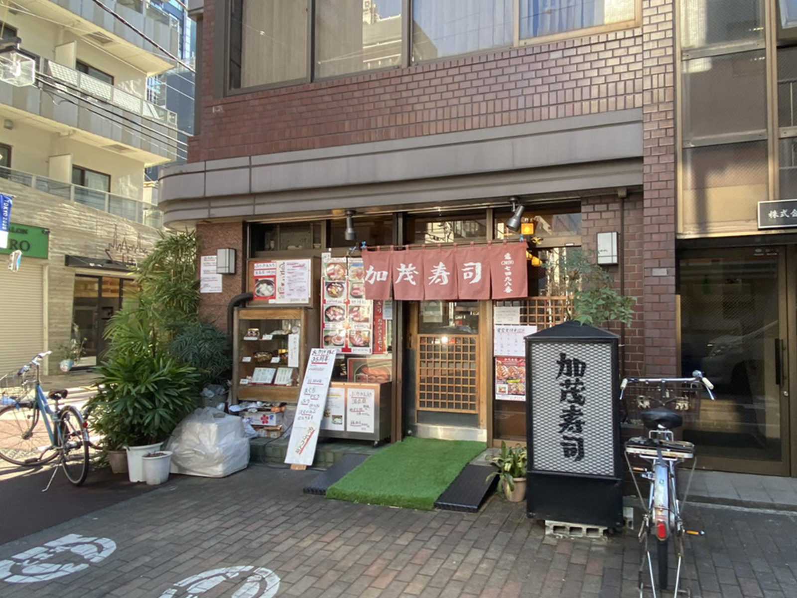 周辺は飲食店が豊富なエリア
