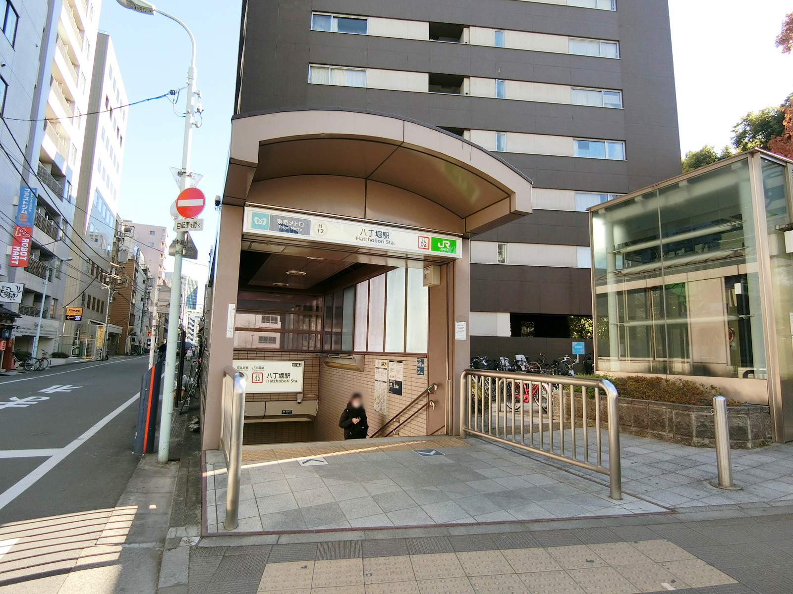 最寄りの「八丁堀駅」