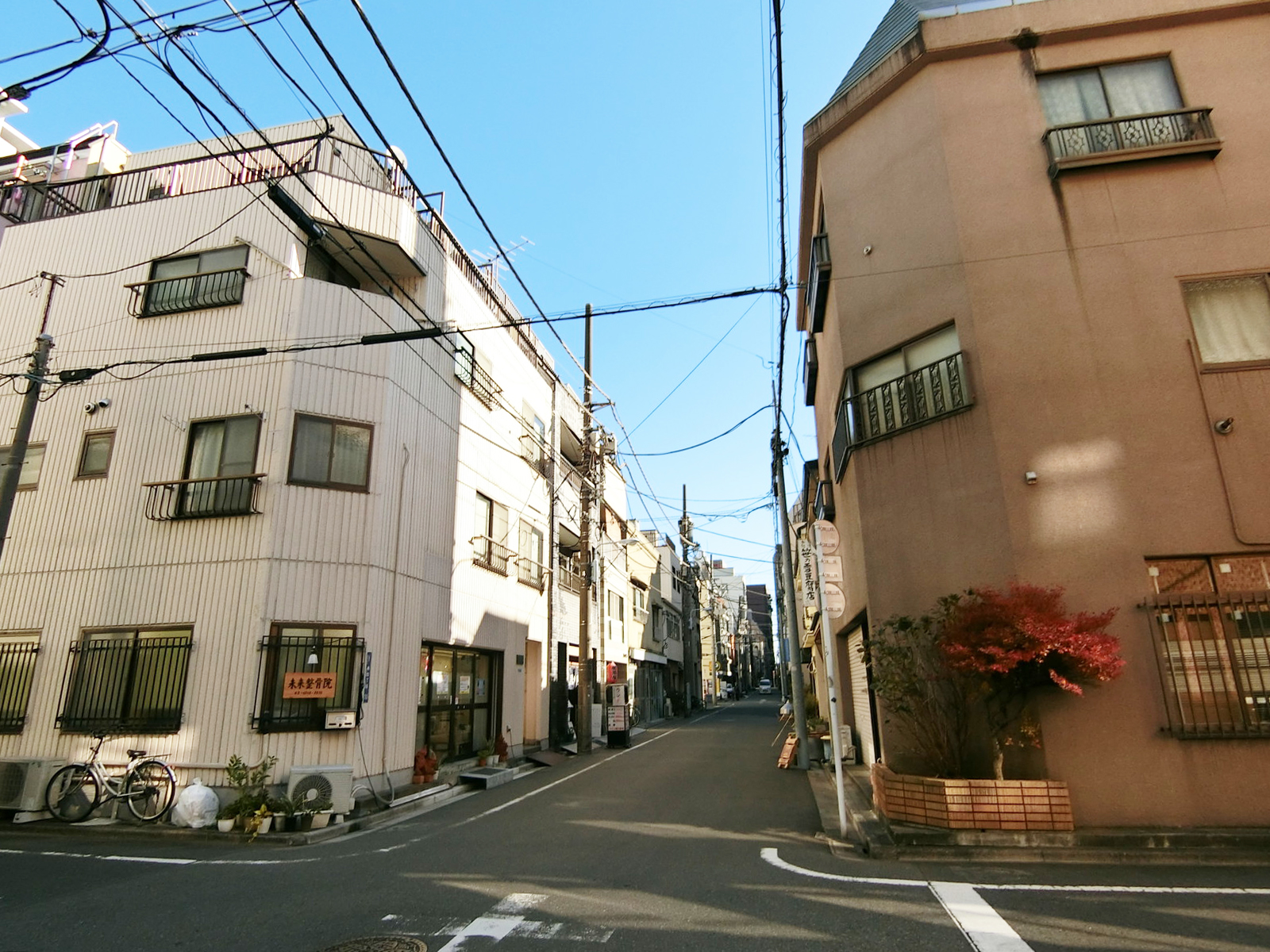 周辺は落ち着いた雰囲気の住宅街