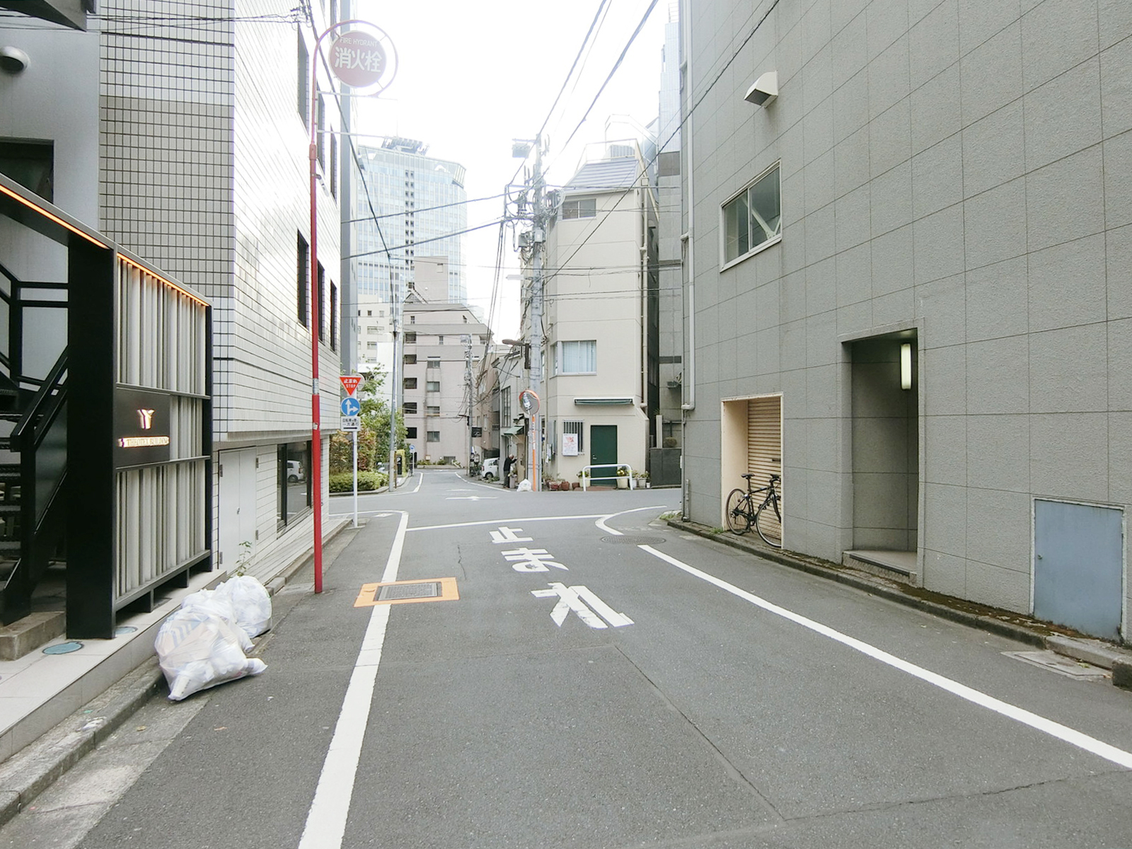 トースイビル前面の通り