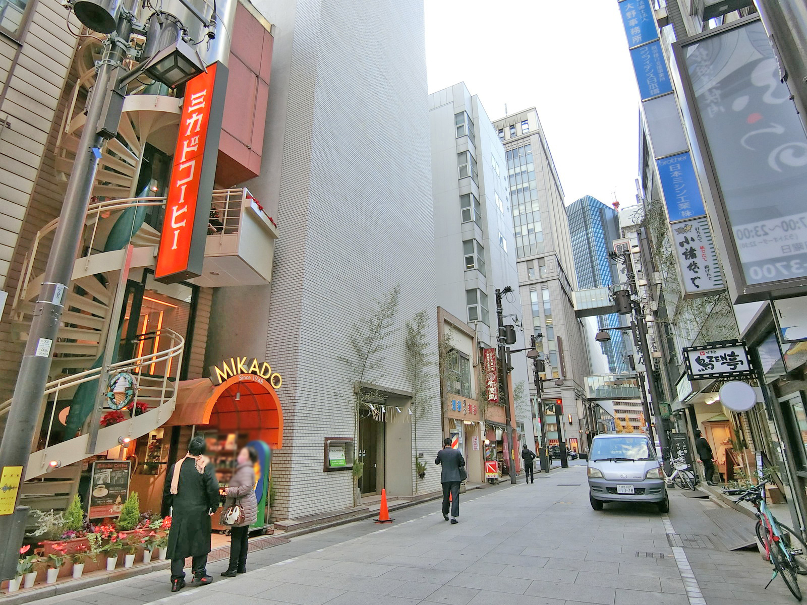 周辺はオフィスや店舗が多いエリア
