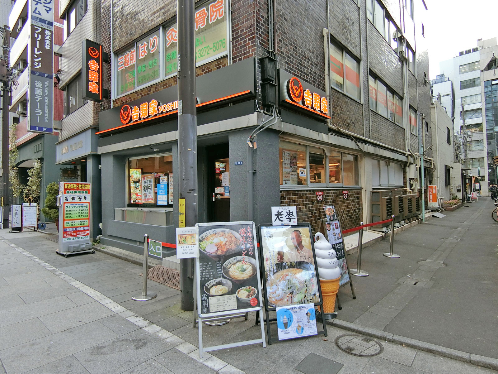 付近には飲食店が充実
