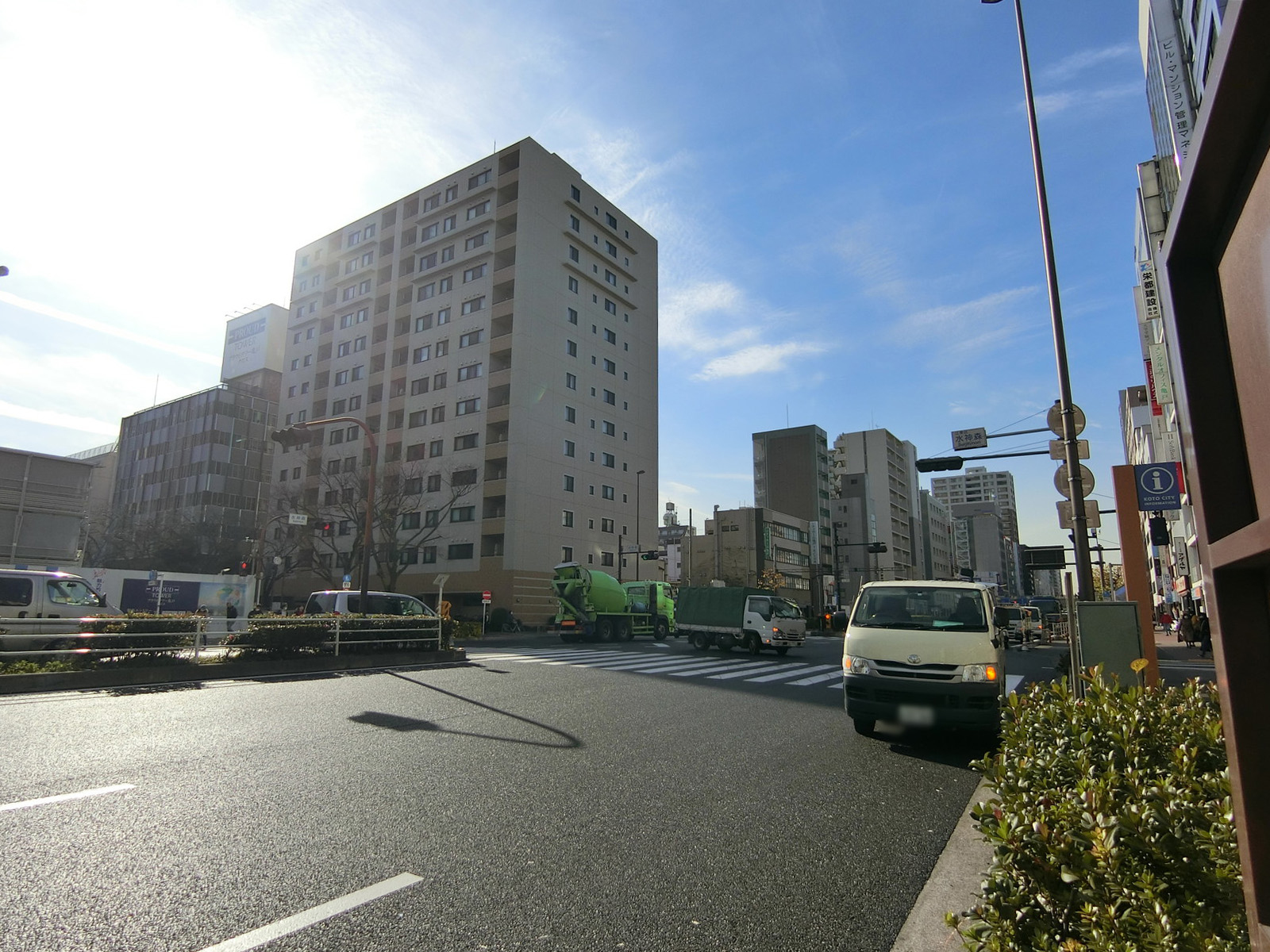 ビル前の京葉道路
