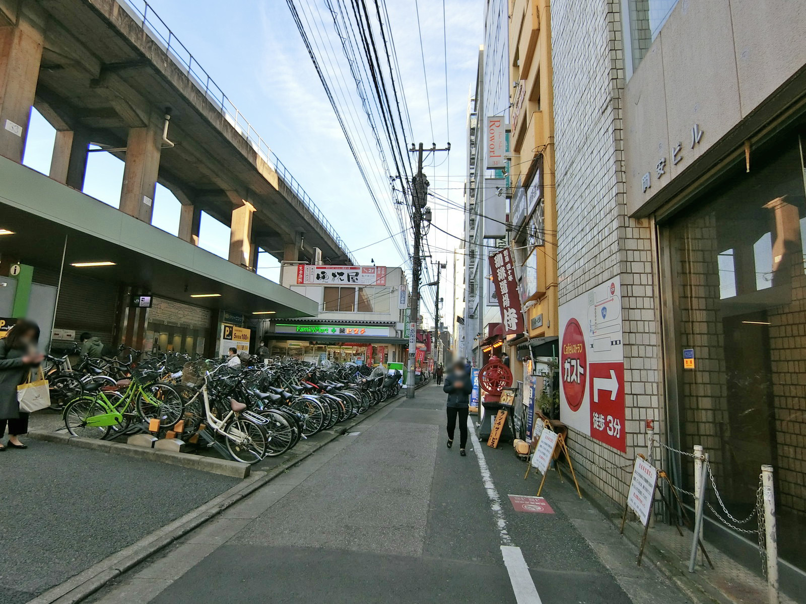 岡安ビル前面の通り