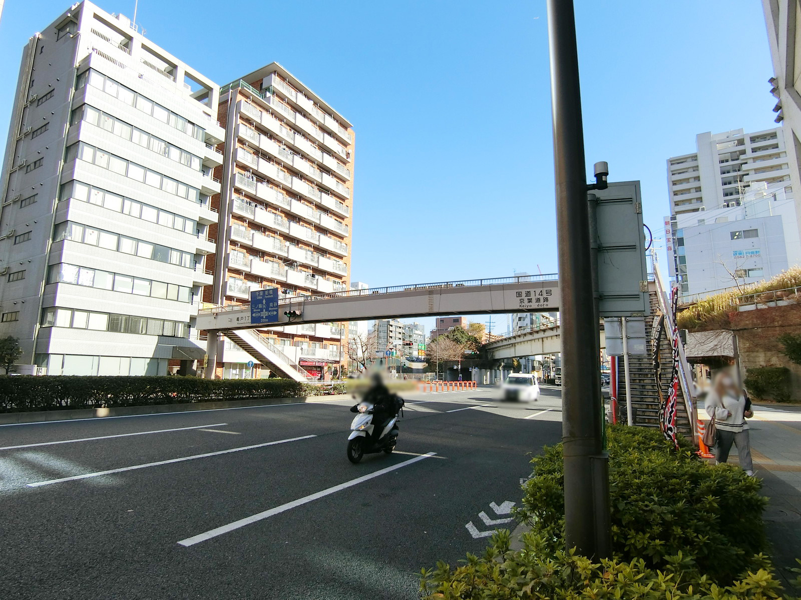 二見ビル前面の京葉道路
