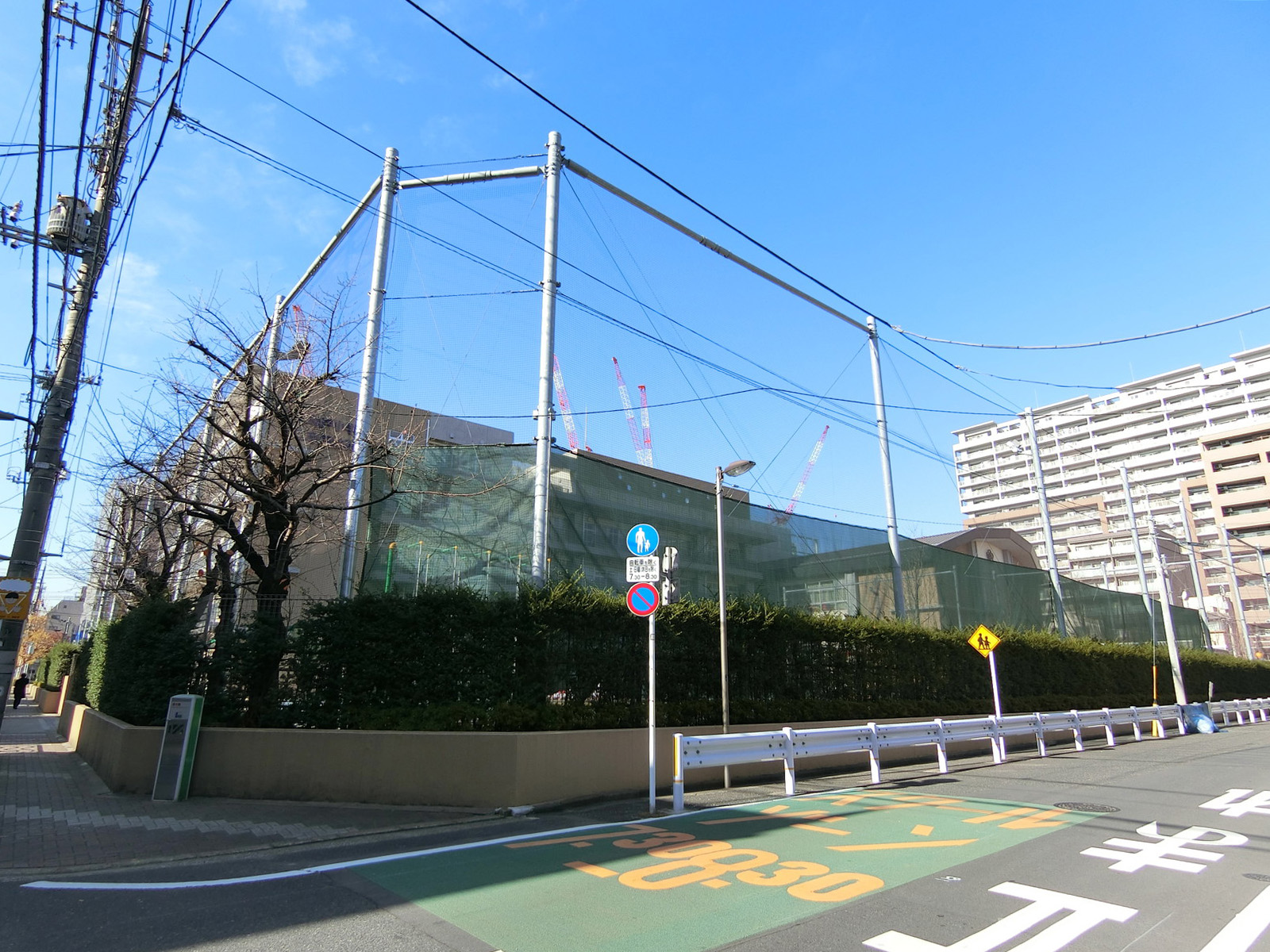 ビル横の江東区立第二亀戸小学校