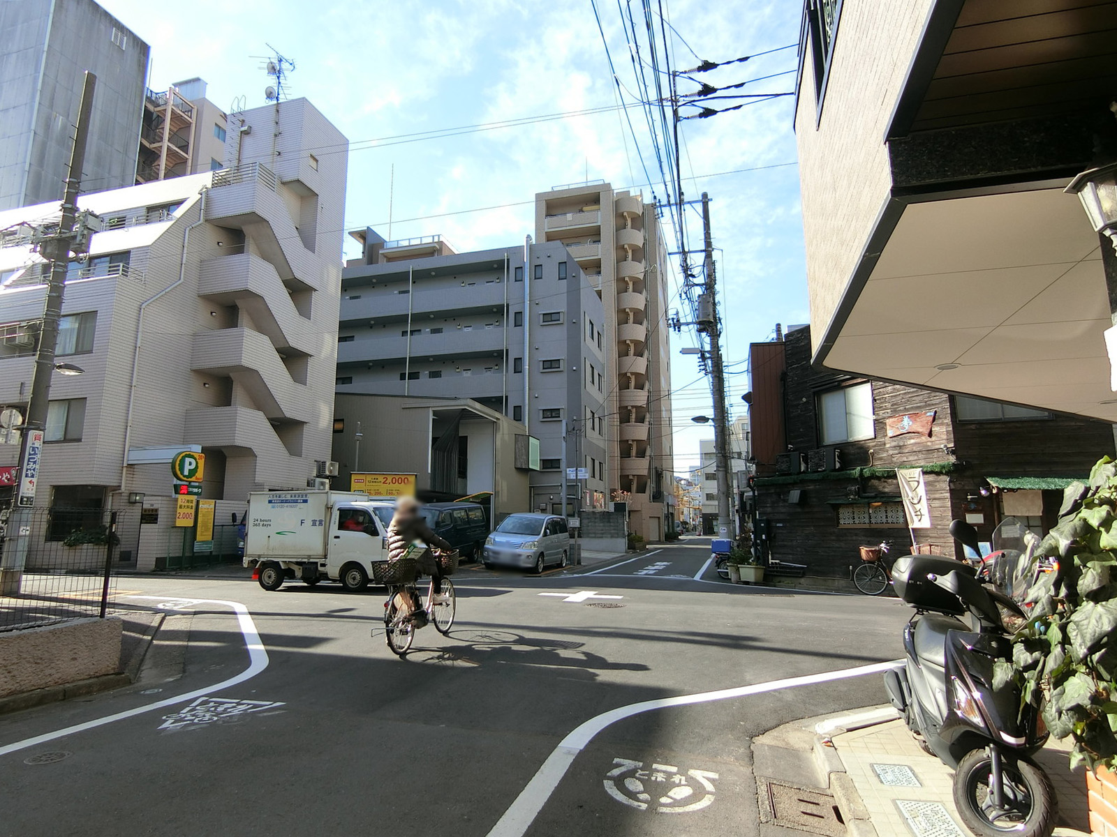 ワイズビル前面の通り