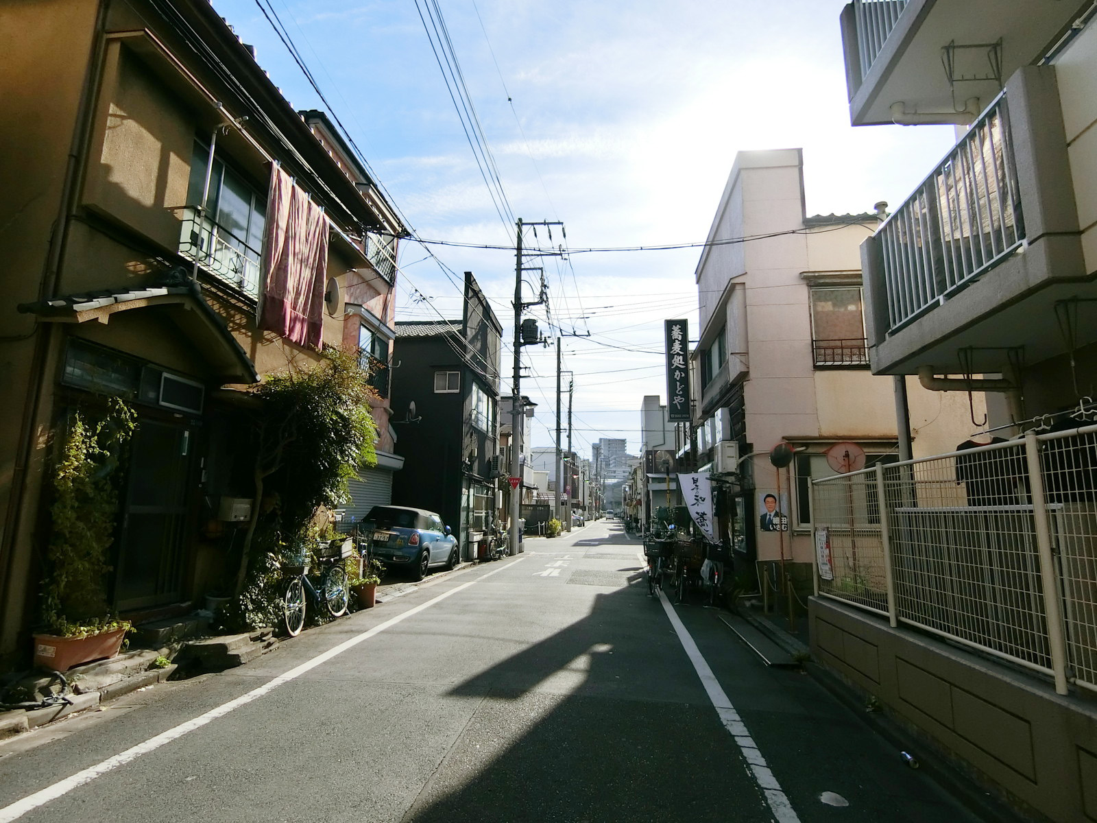 周辺は閑静な住宅街