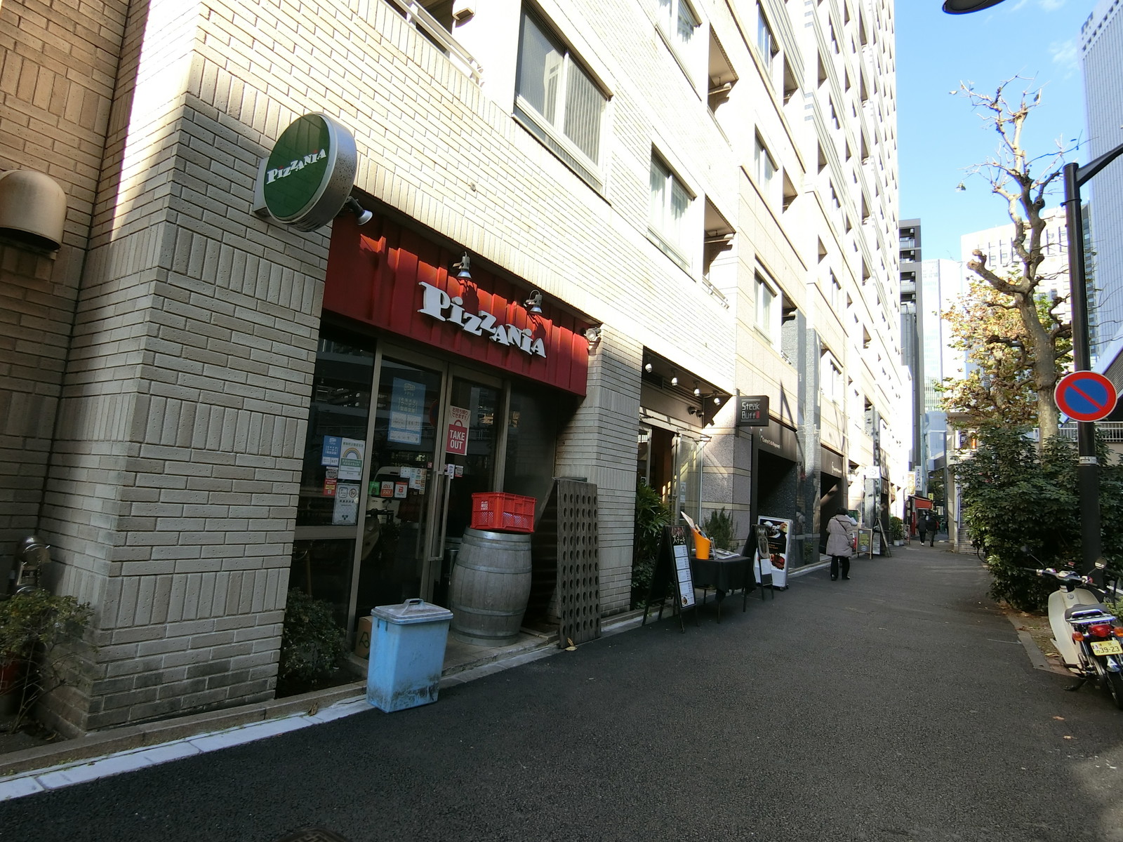 徒歩圏内には飲食店が点在