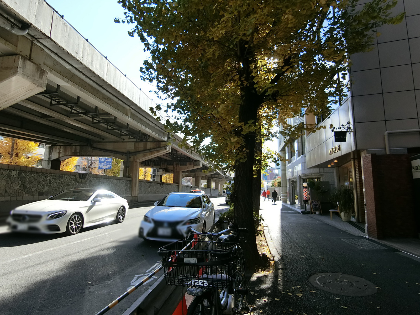 KYビル前面の麻布通り