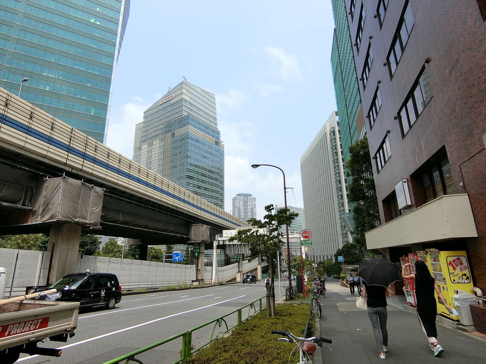 付近には高層オフィスが複数あり