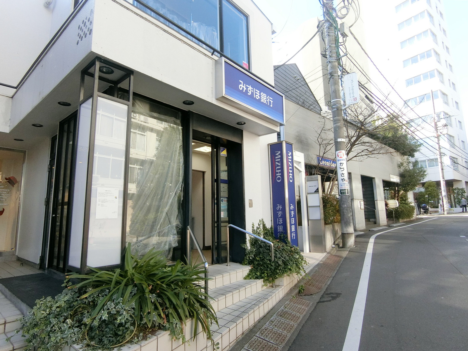代官山駅中央口近くのみずほ銀行渋谷支店 代官山駅前出張所
