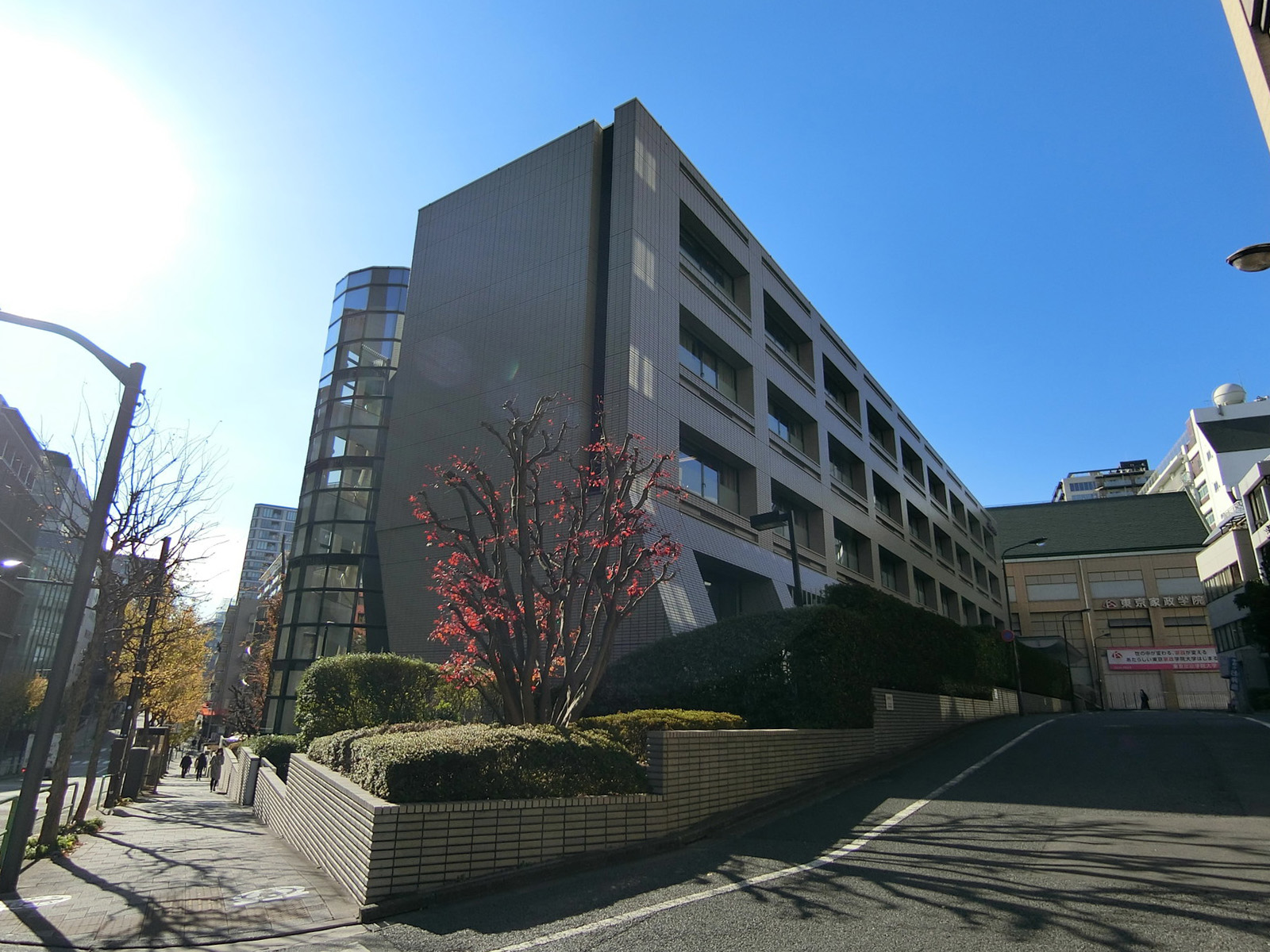 付近の大妻女子大学
