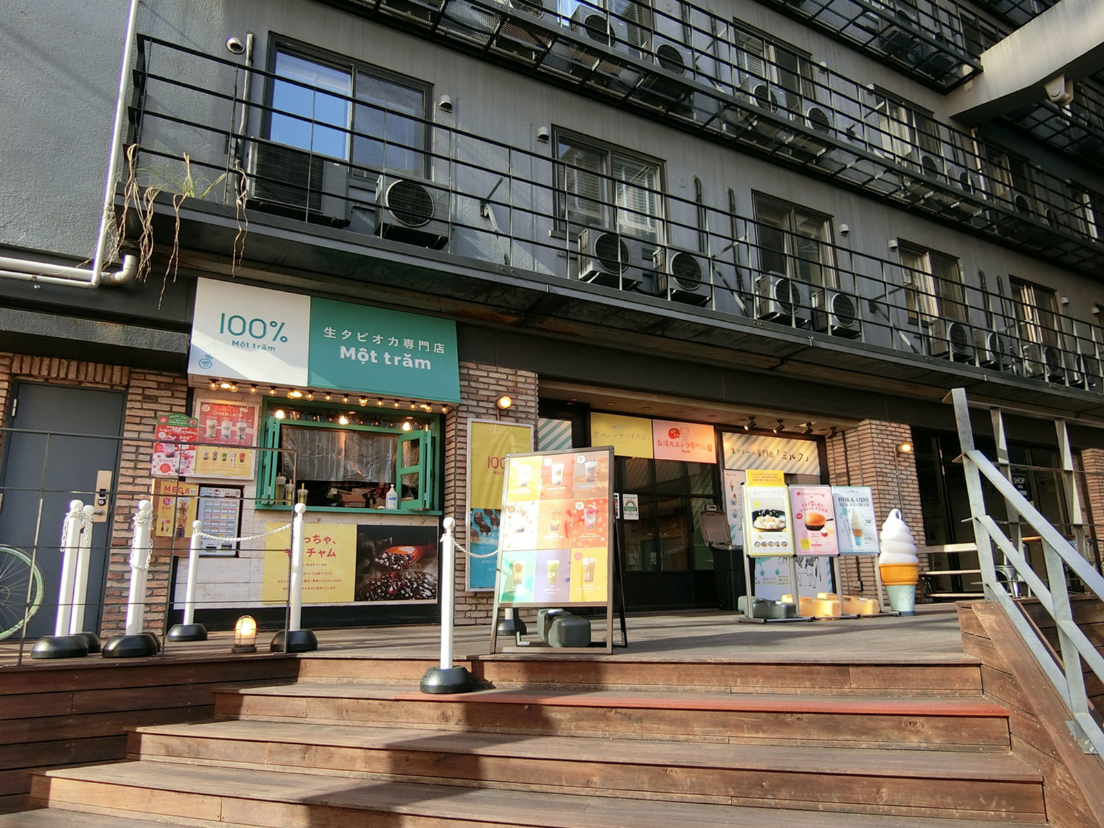 周辺には飲食店が複数あり