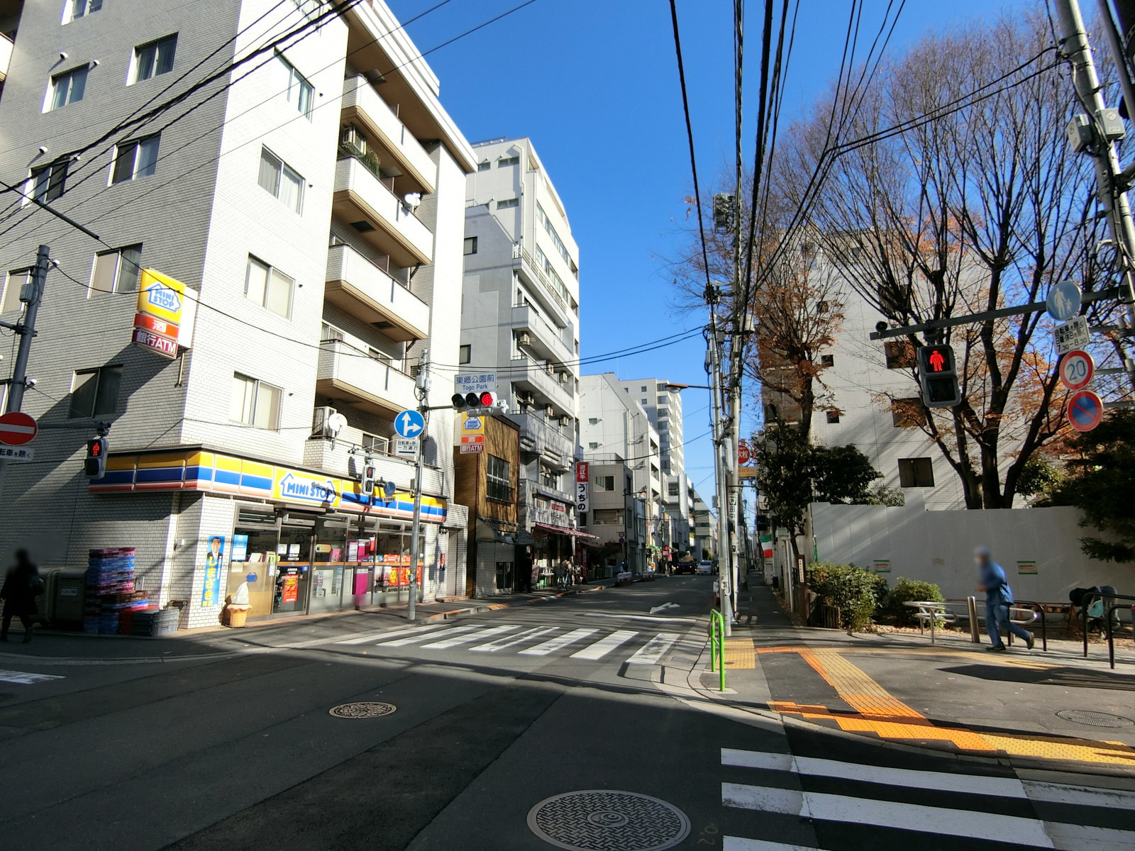 東郷パークビル前面の通り