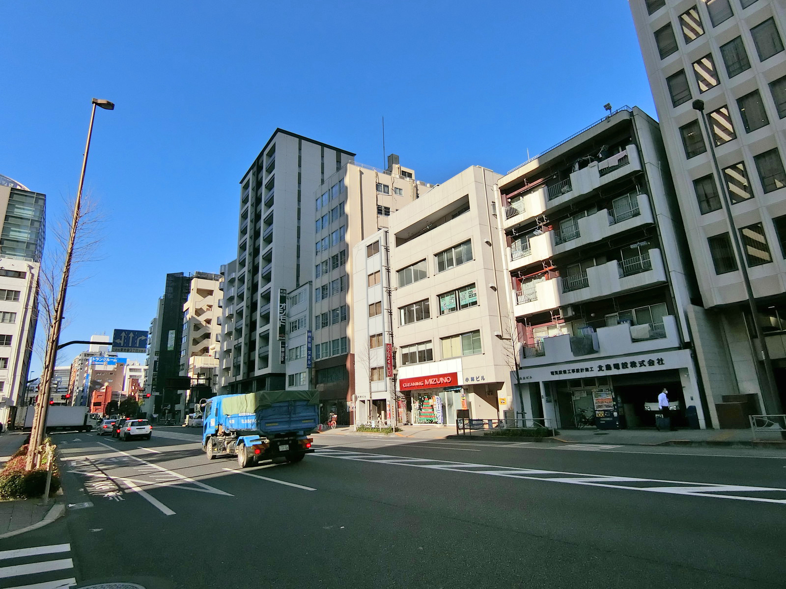 春日通り沿いに立地