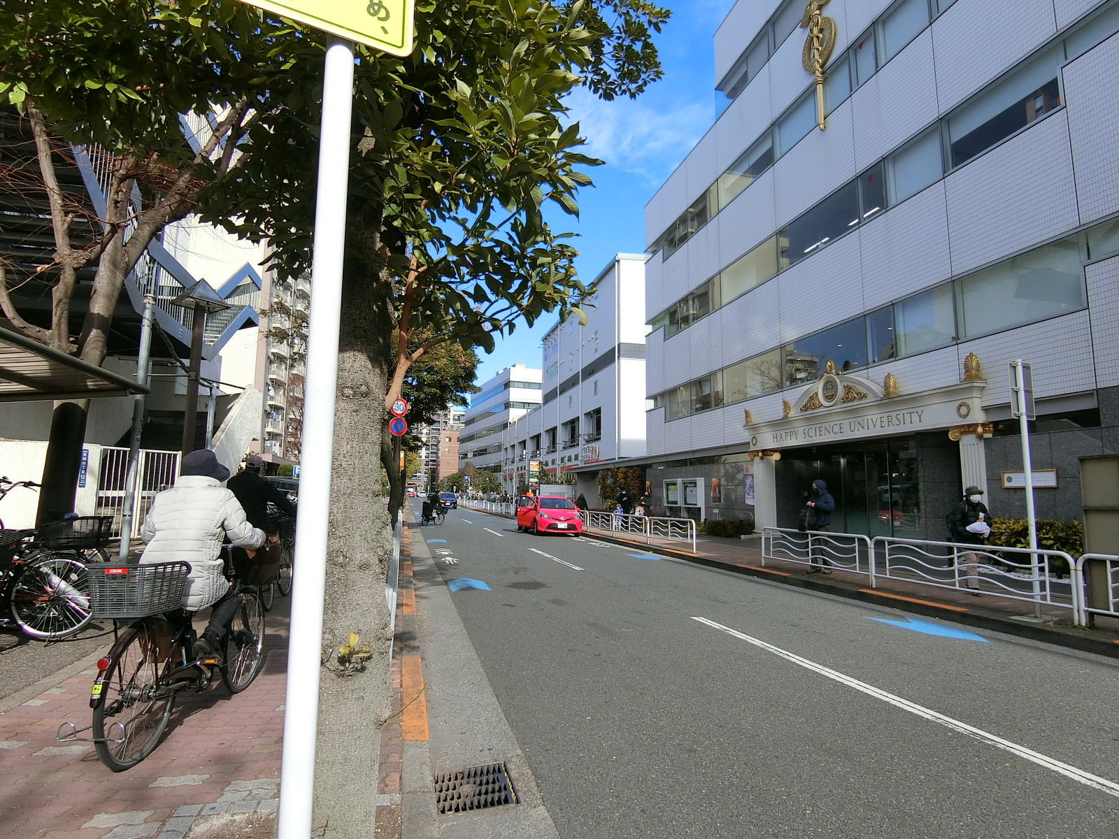 オフィスビル前面の通り