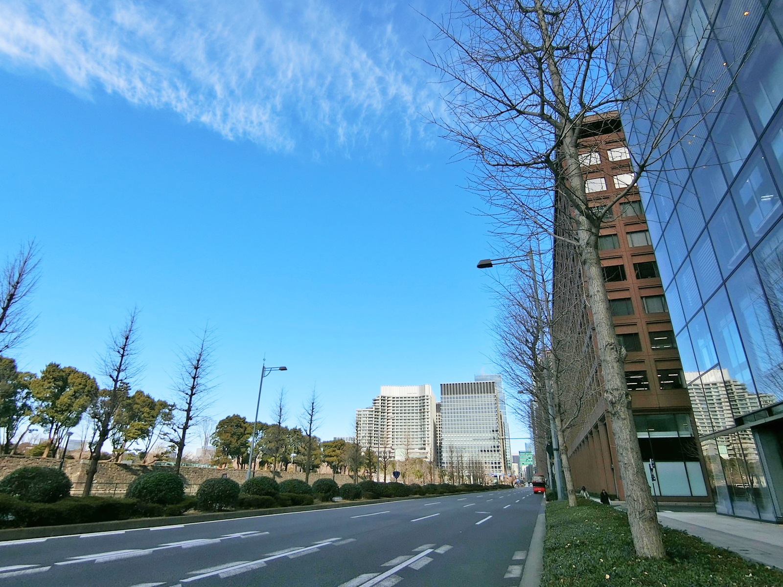 丸の内三井ビル前面の日比谷通り