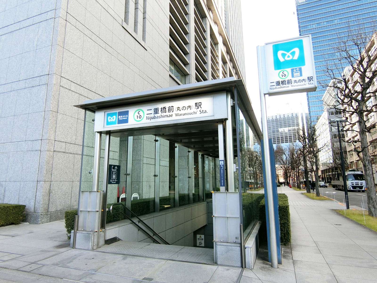 最寄りの「二重橋前駅」