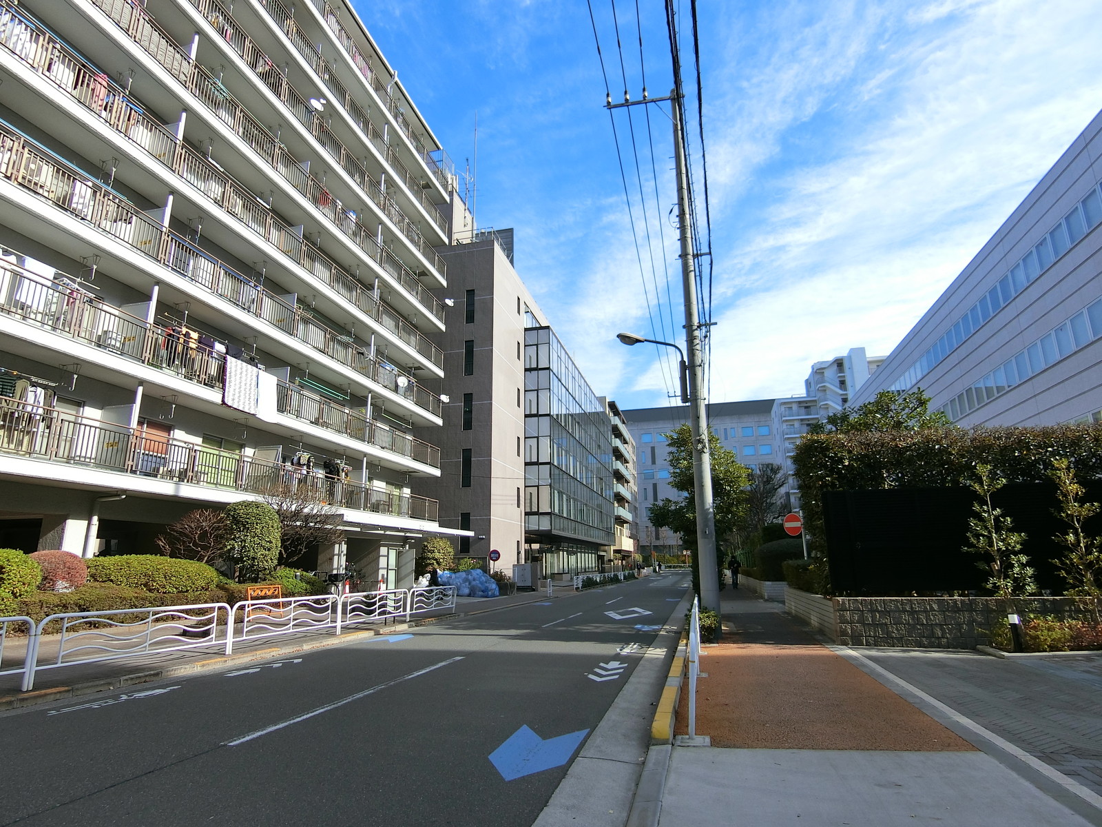 オフィスビル前面の通り