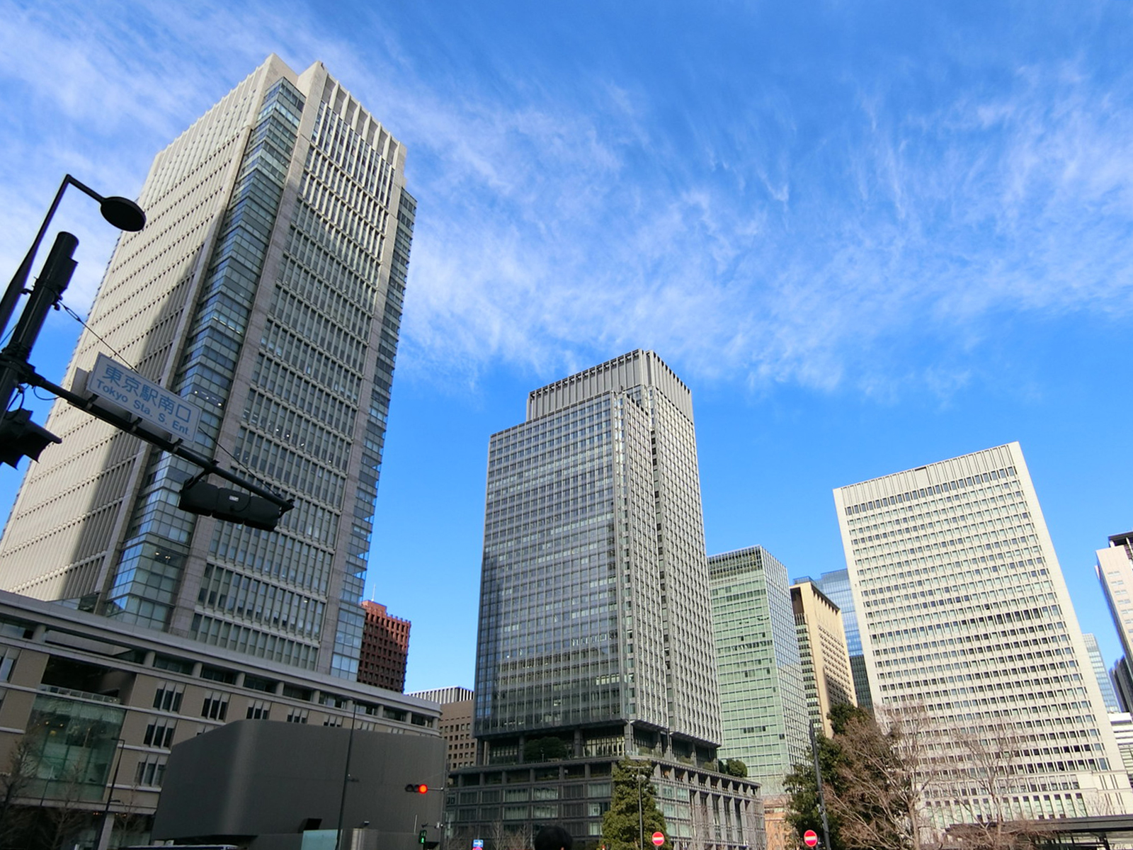周辺は高層ビルが立ち並ぶエリア