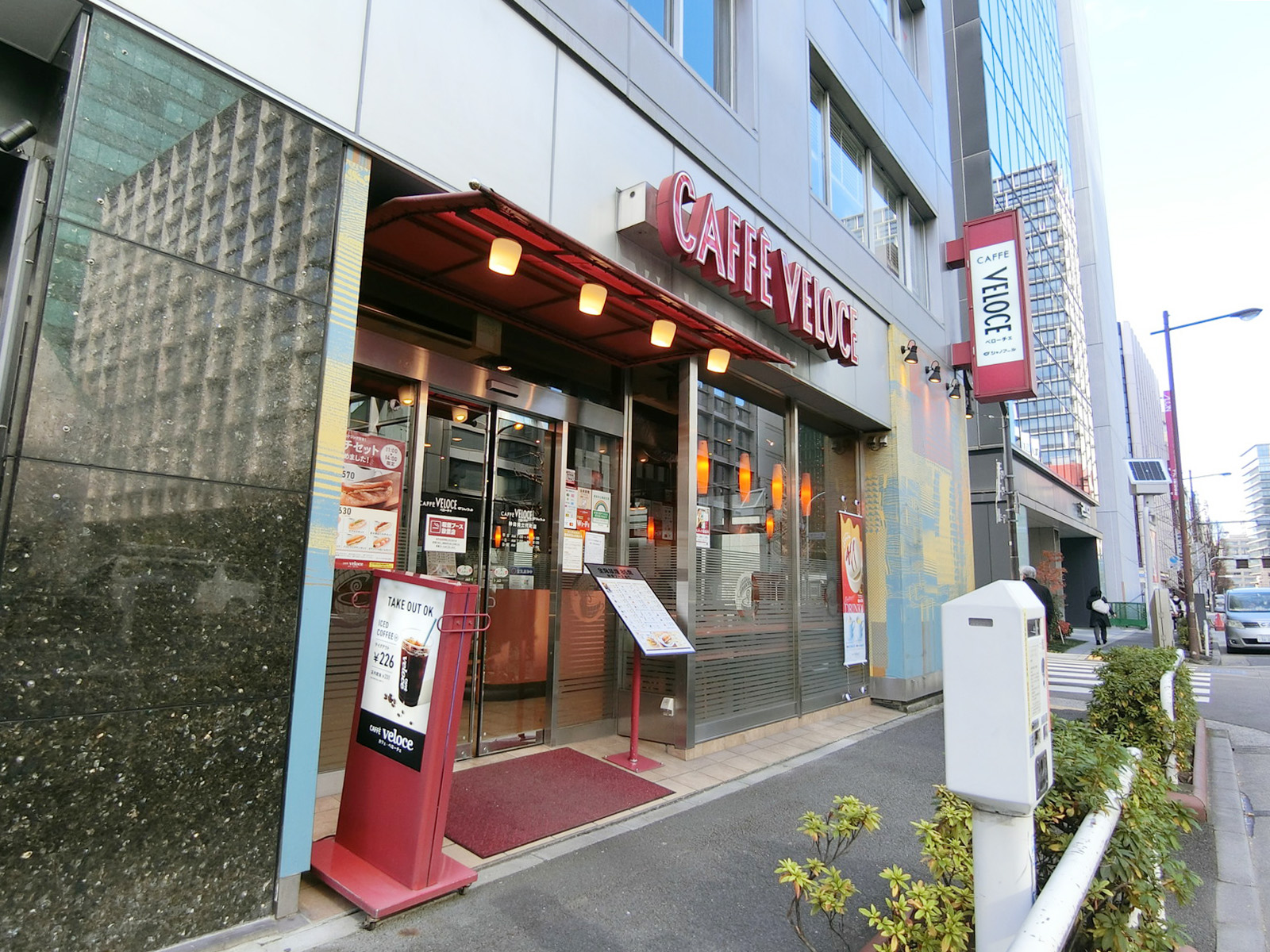 徒歩1分のカフェ・ベローチェ