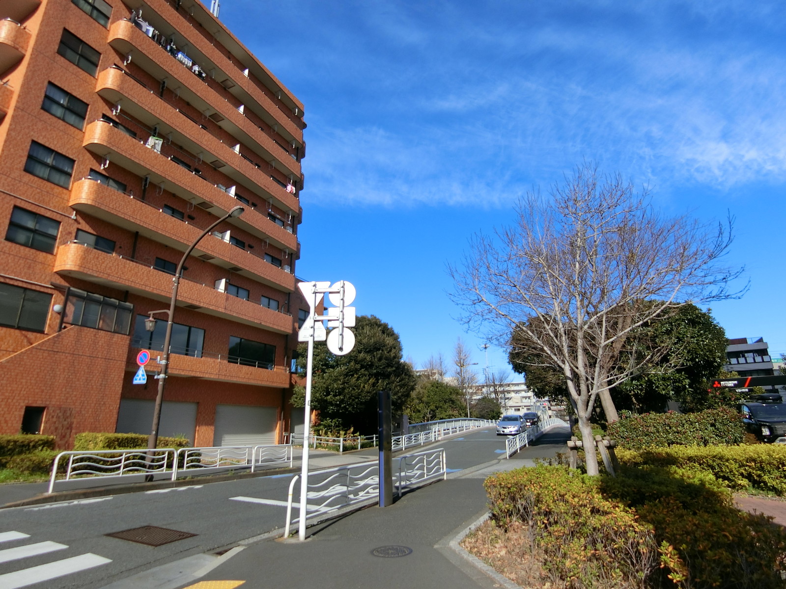 オフィスビル前面の通り