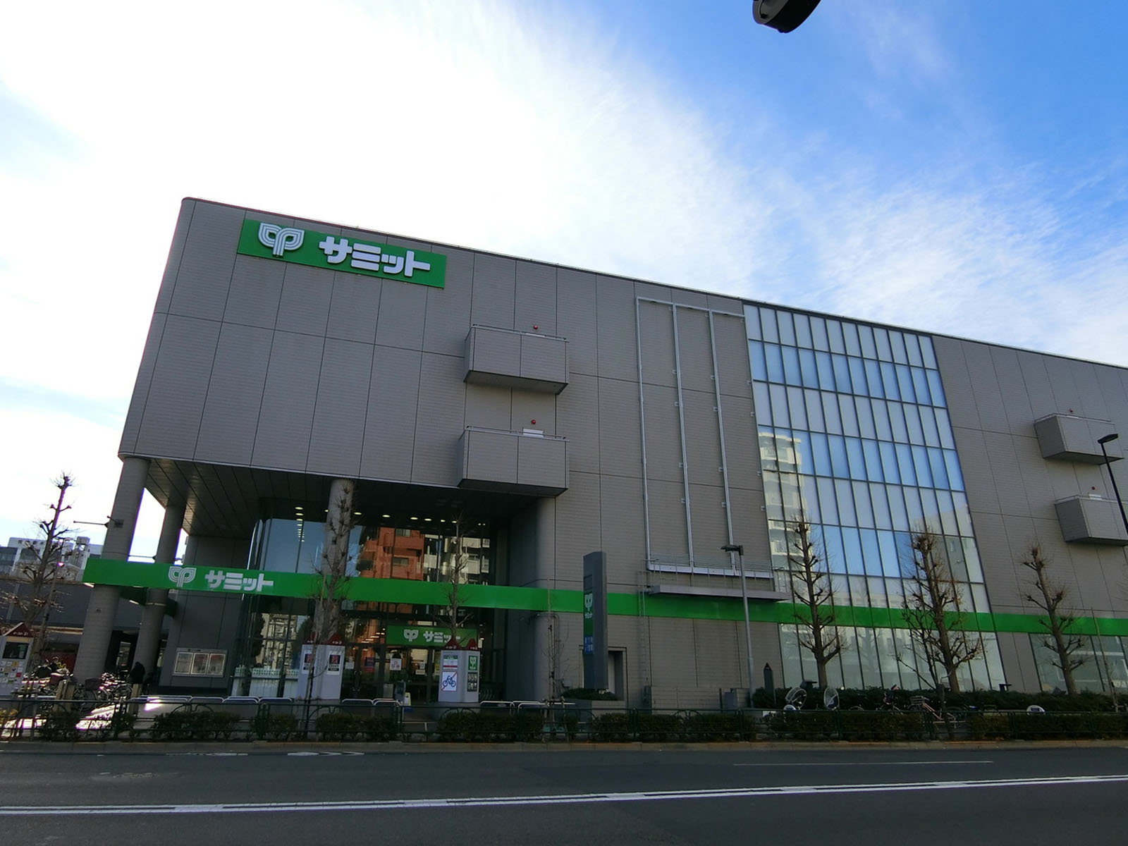 向かいのサミットストア イースト21店