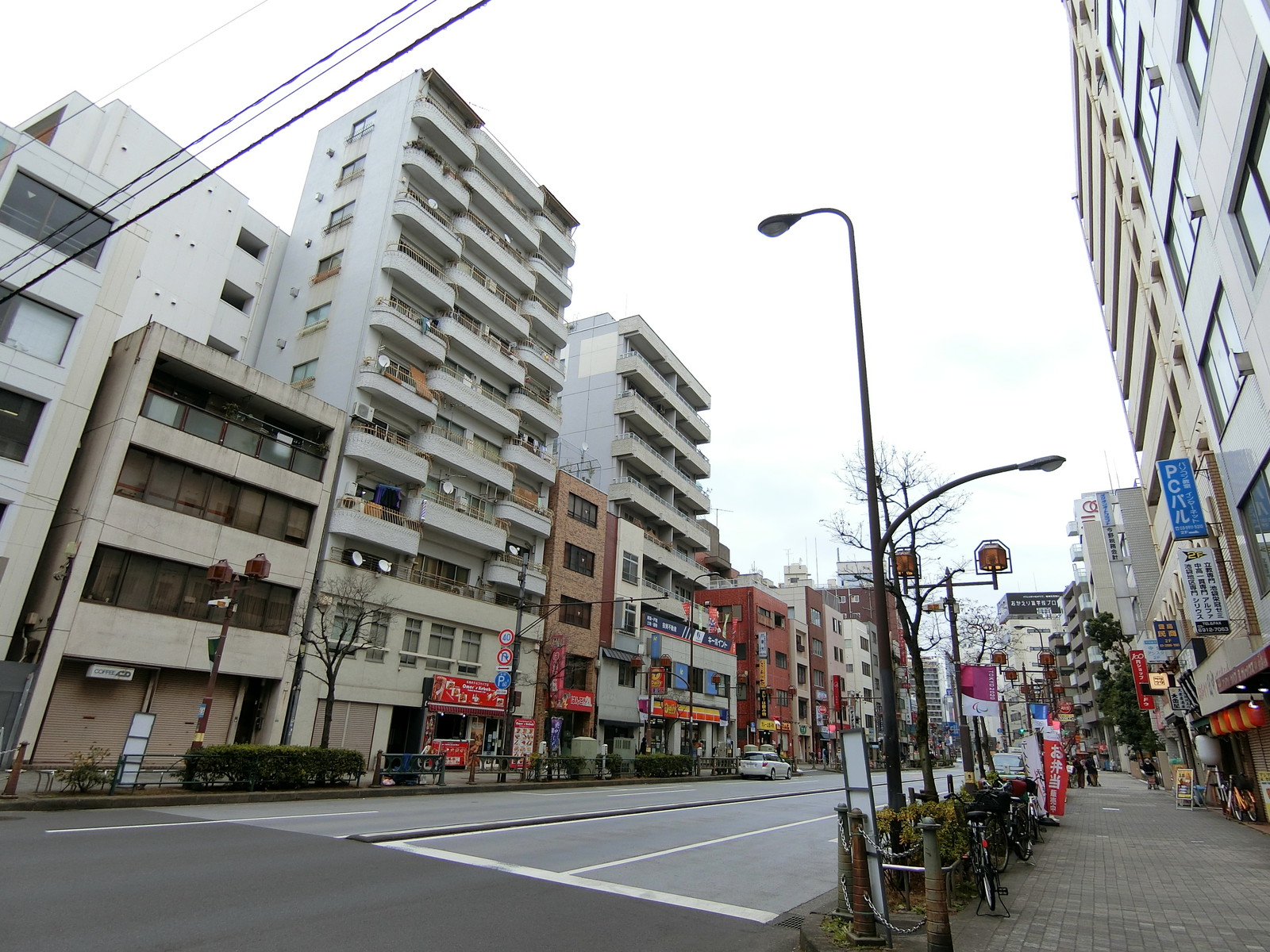深野ビル前面の通り
