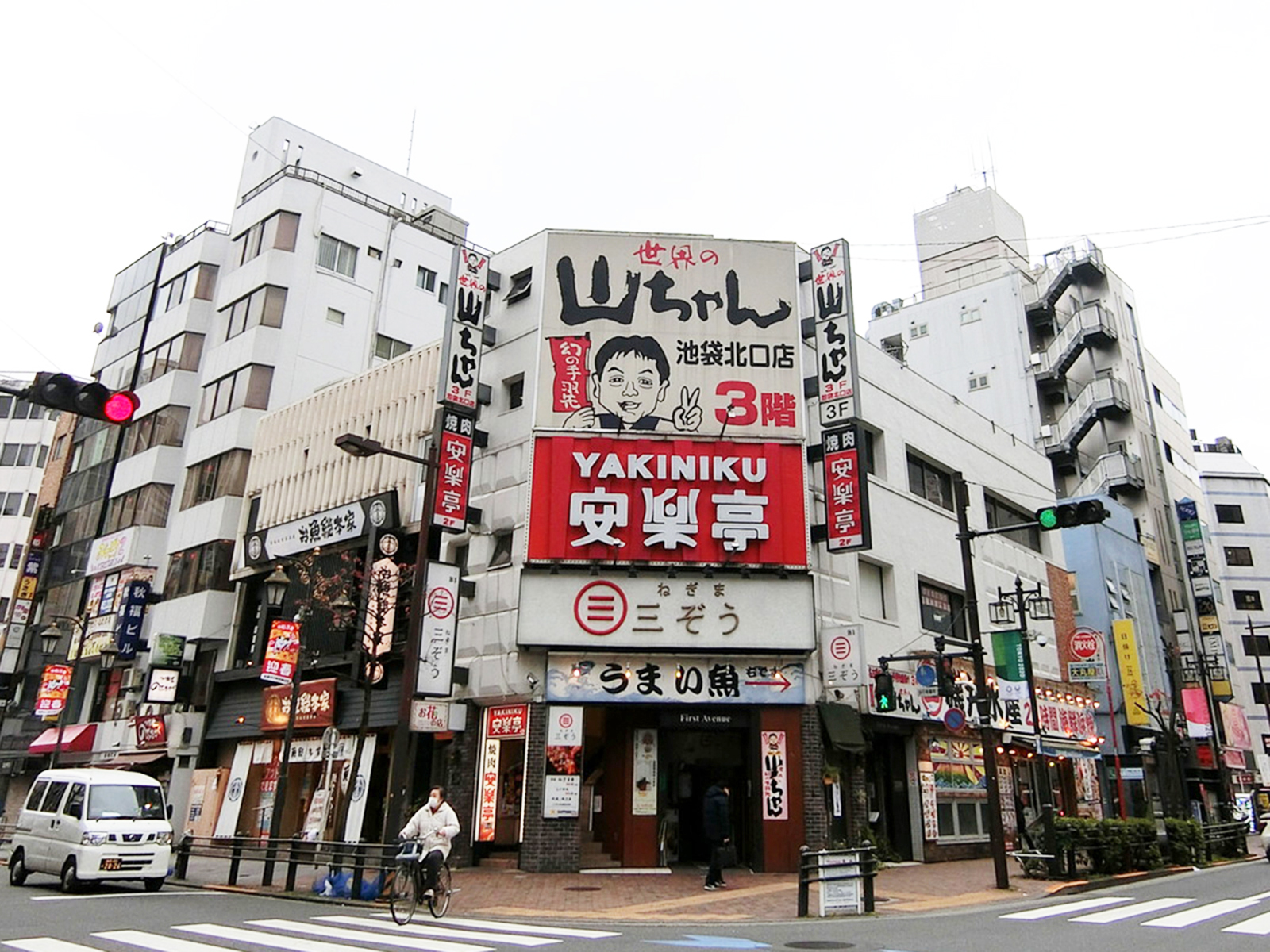 周辺は飲食店が豊富なエリア