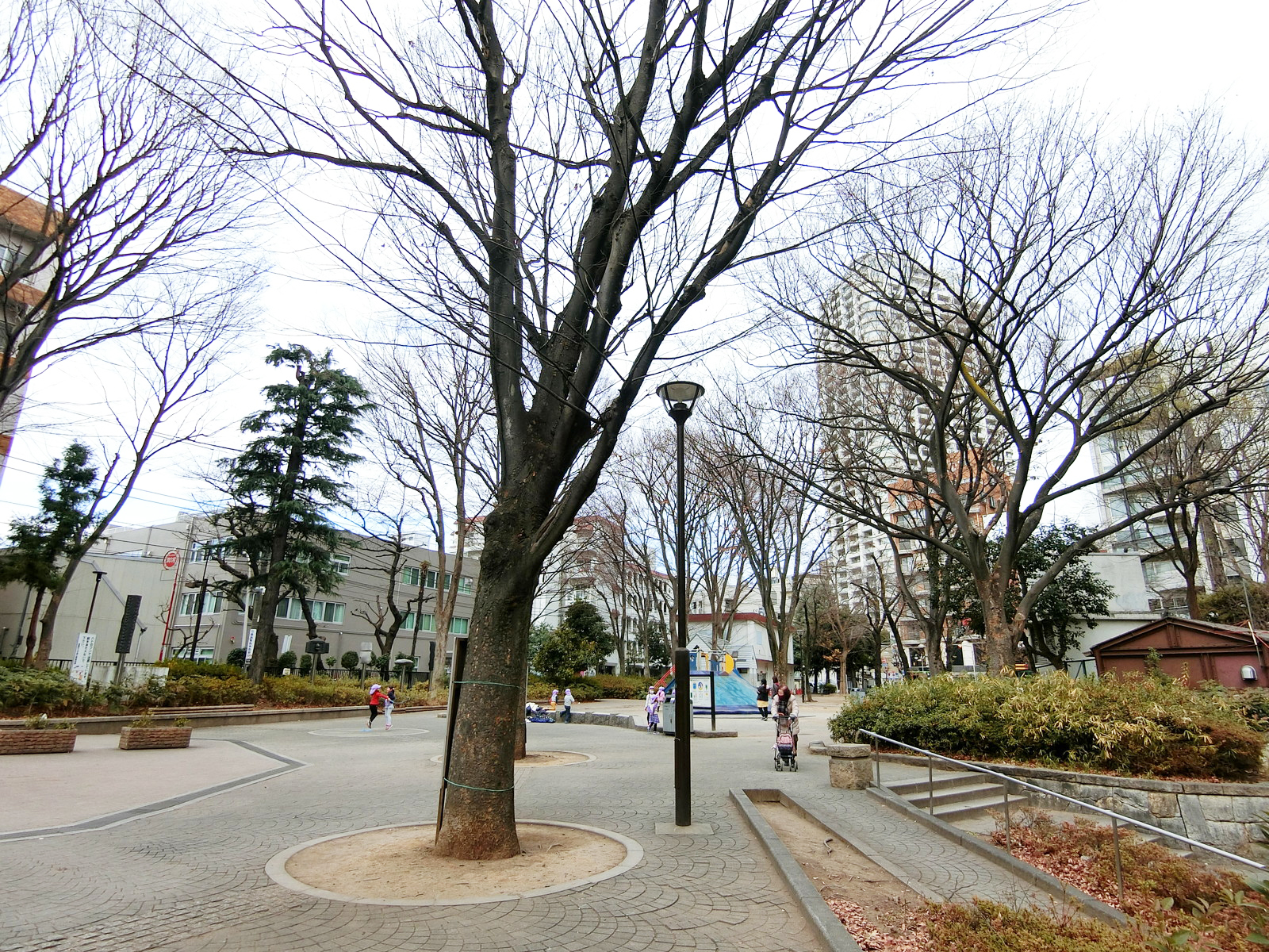 西池袋公園付近に立地