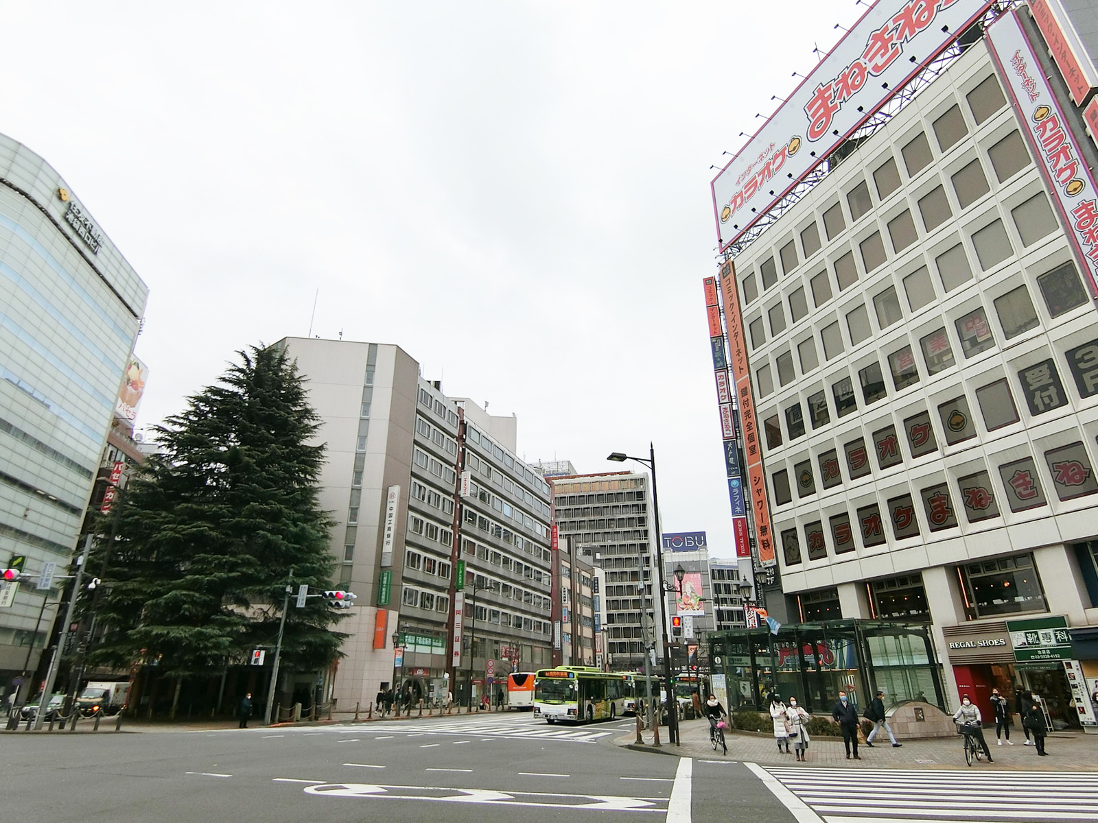 池袋ルミエールビル前面の通り