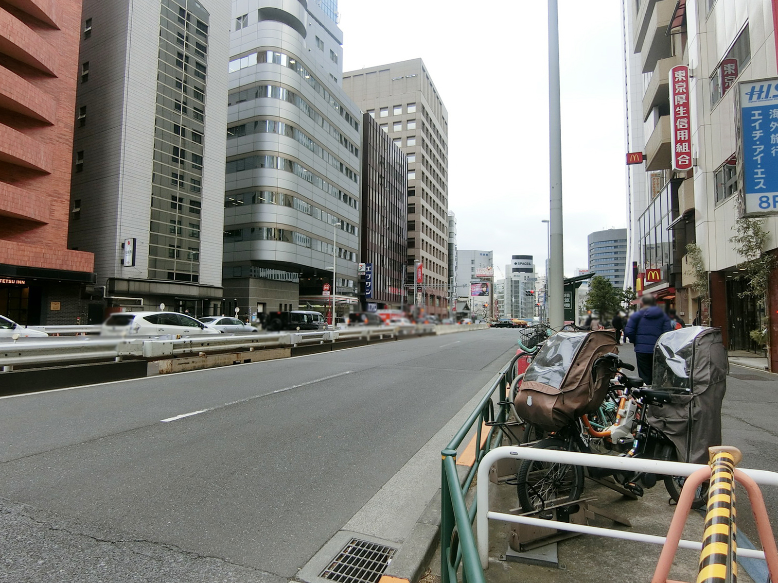 川口ビル前面の青梅街道