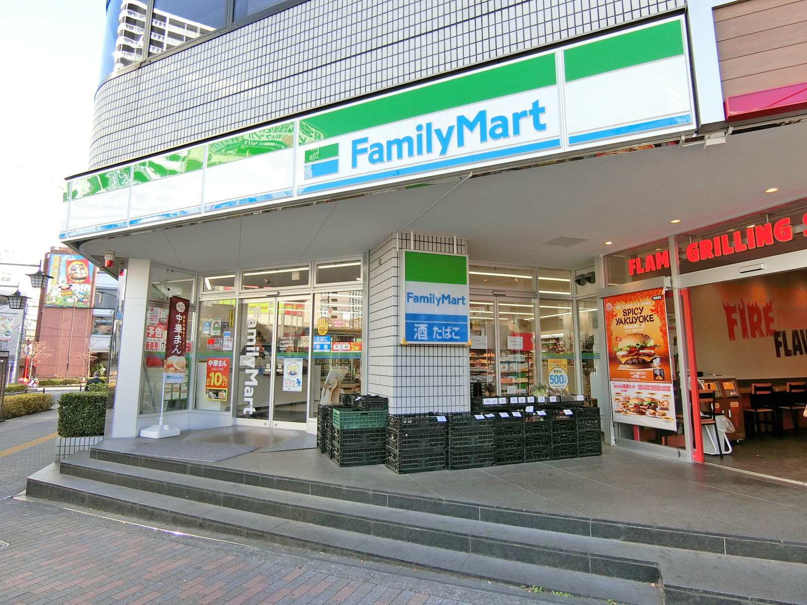 向かいの通りのファミリーマート大塚駅南口店