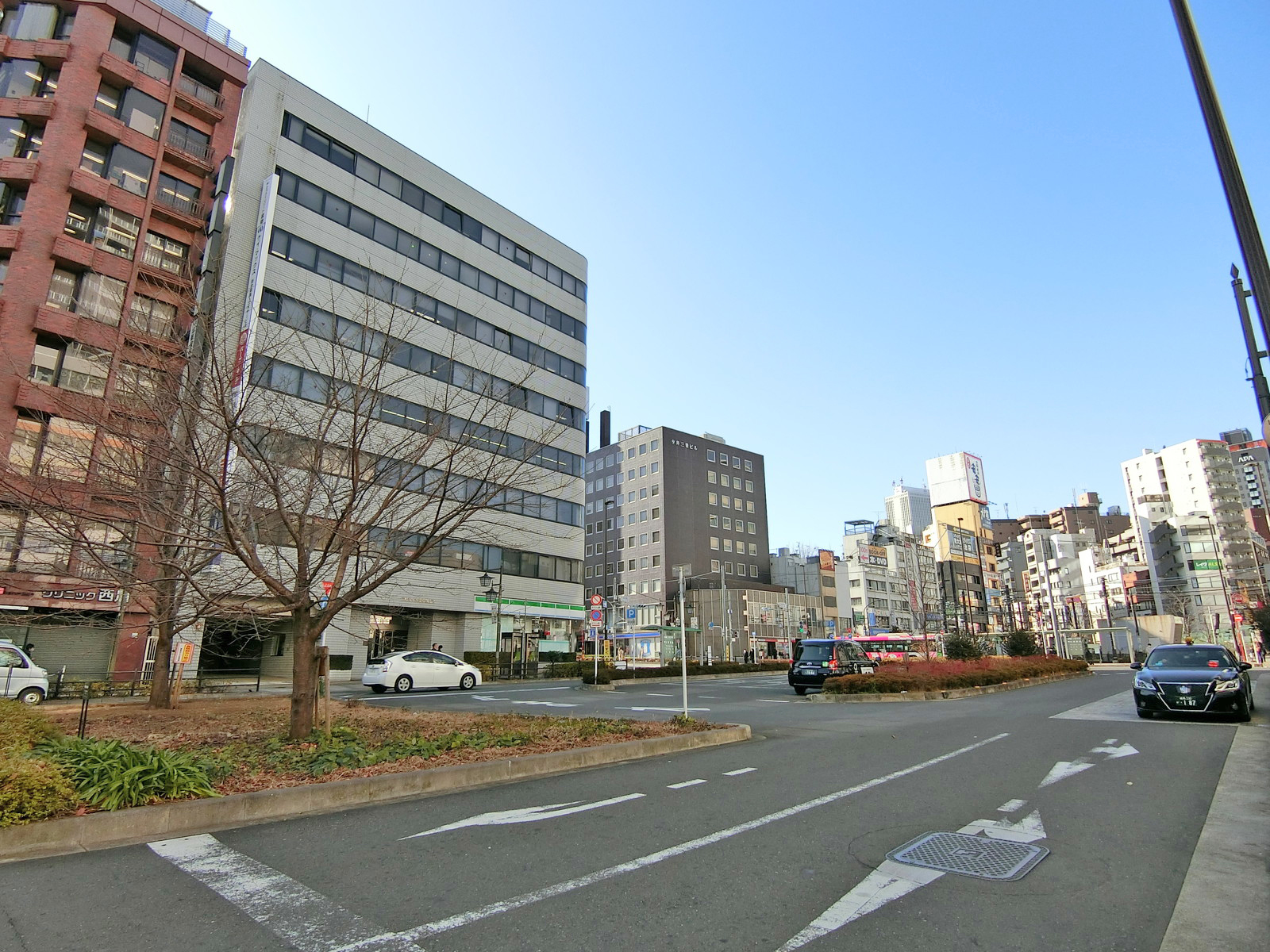 周辺はオフィスや店舗が多いエリア
