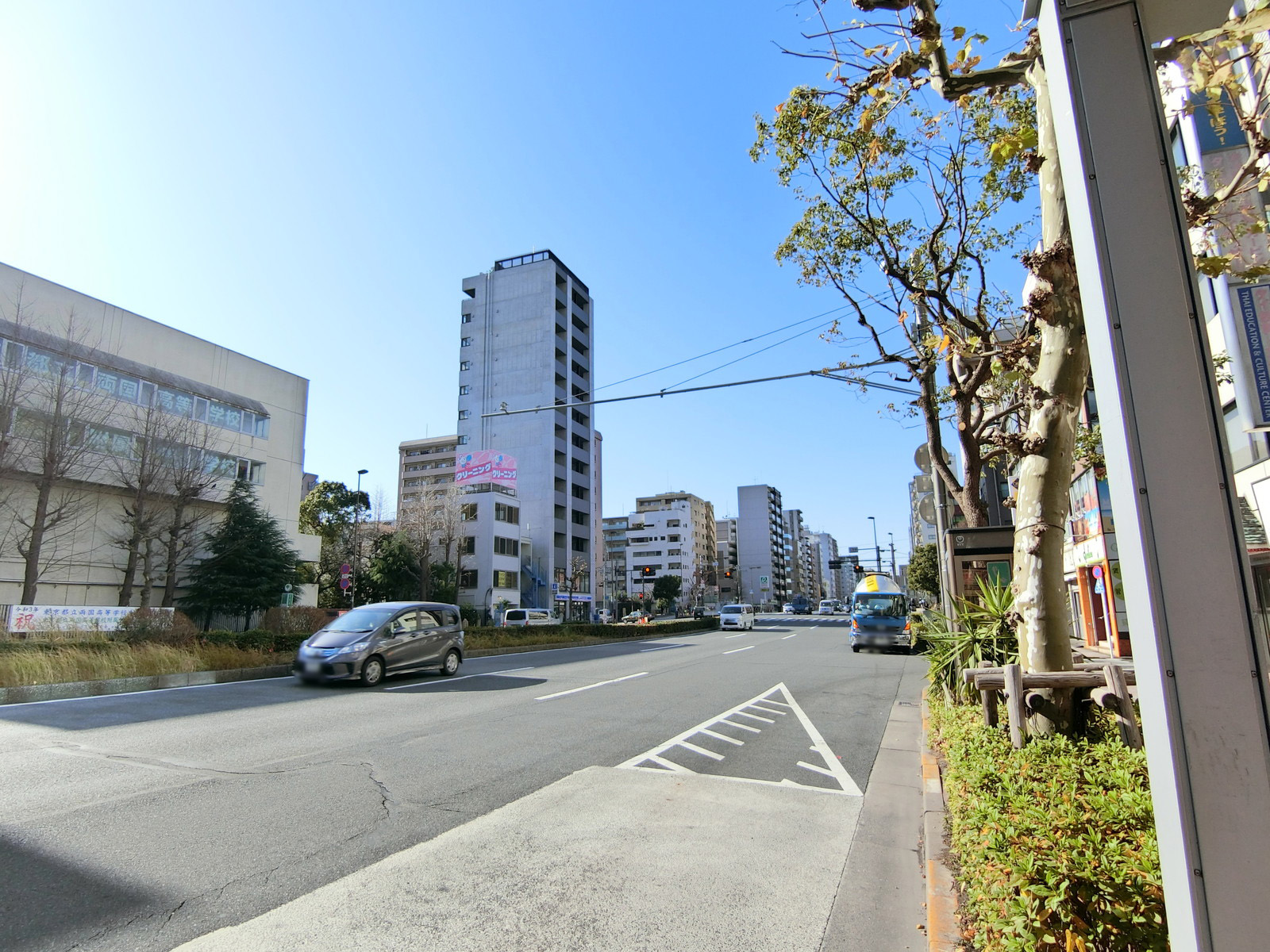 日伸ビル前面の京葉道路