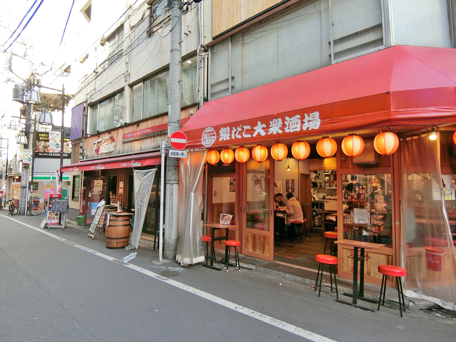 付近には飲食店が充実