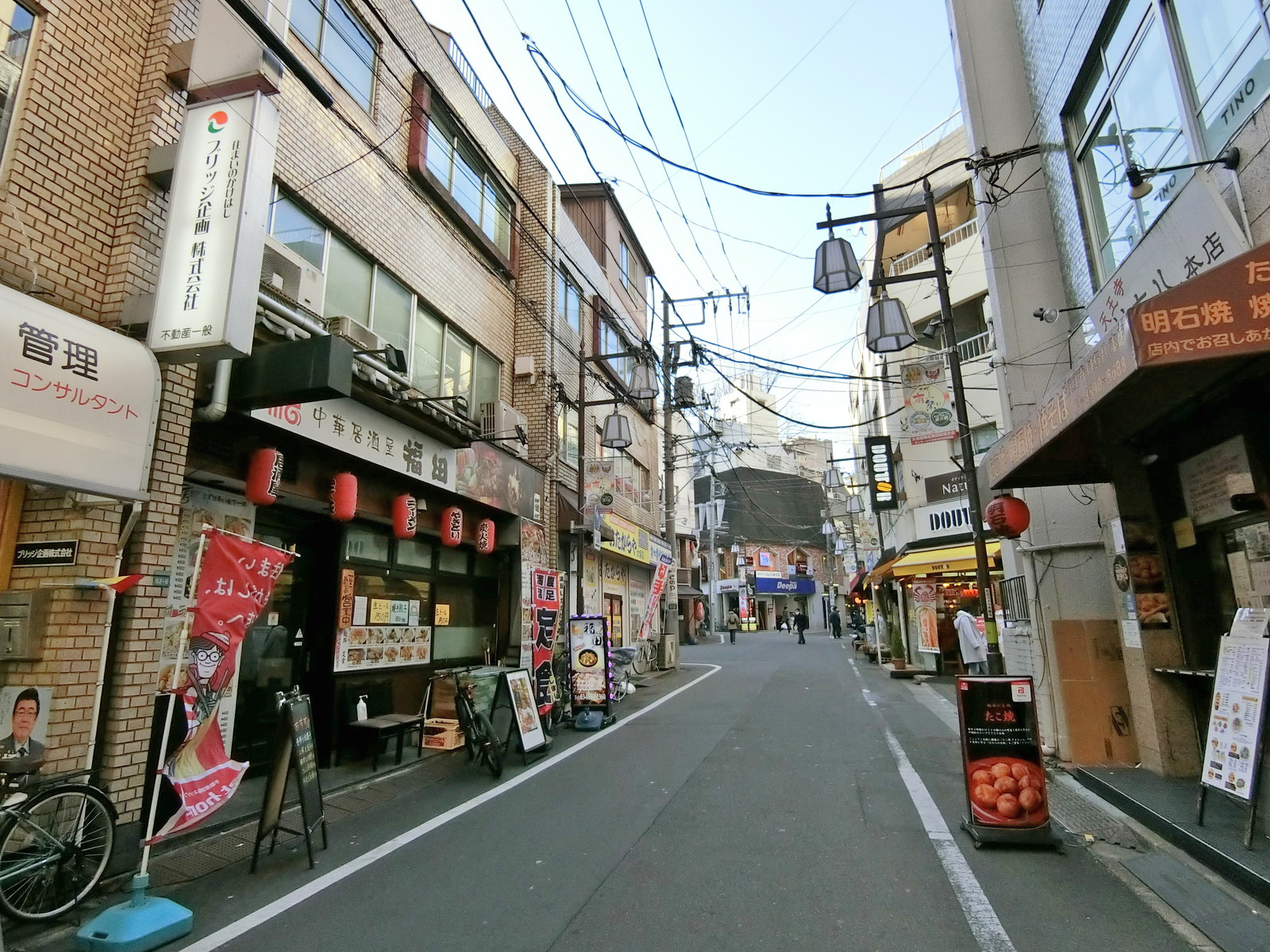 周辺はオフィスや店舗が多いエリア