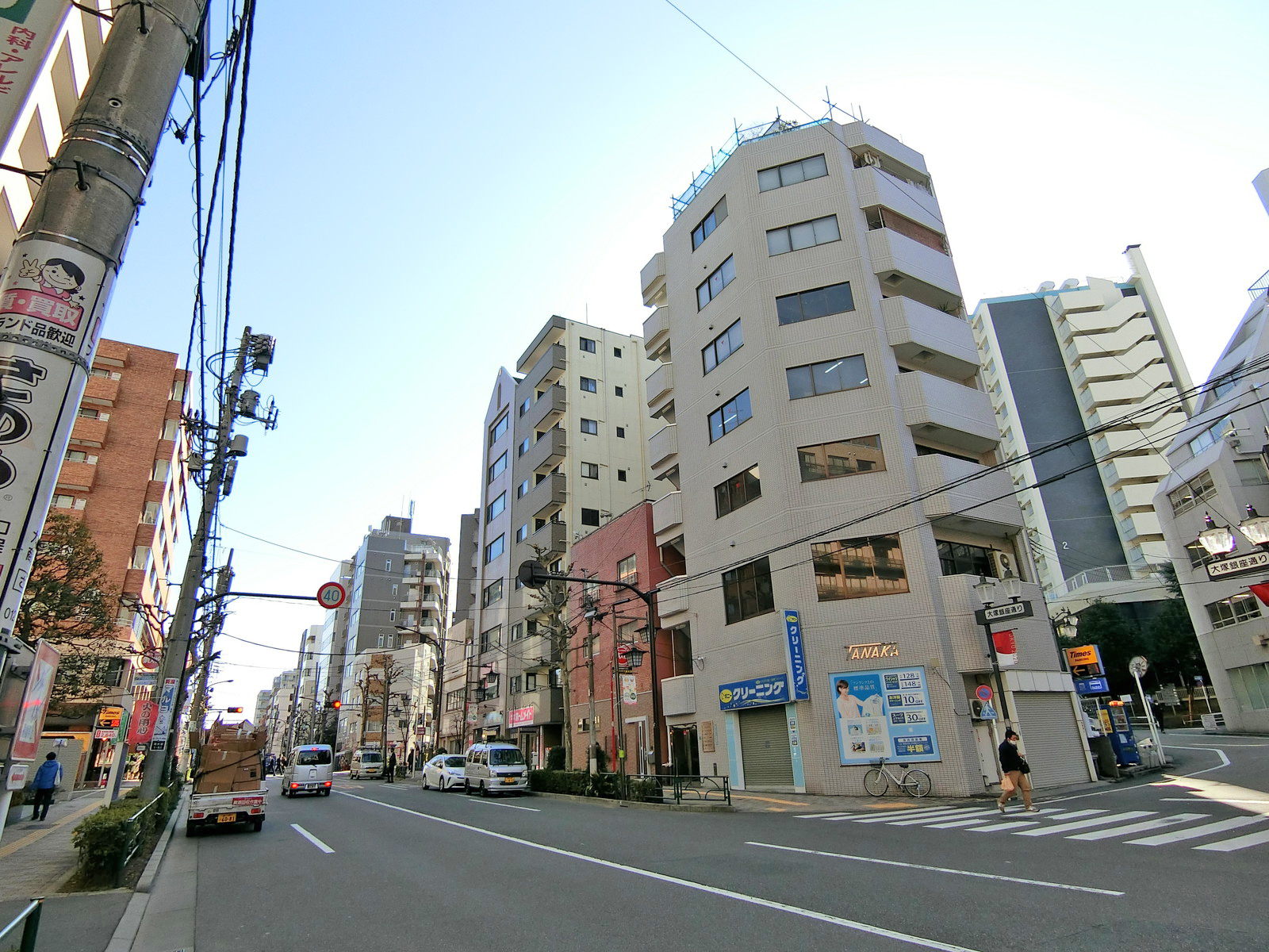 周辺はオフィスや店舗が多いエリア