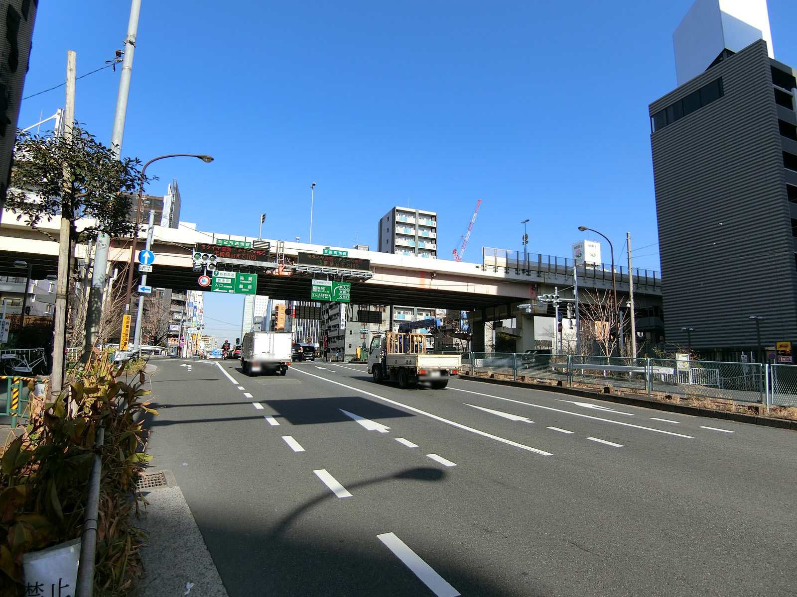 江間忠錦糸町ビル前面の四ツ目通り