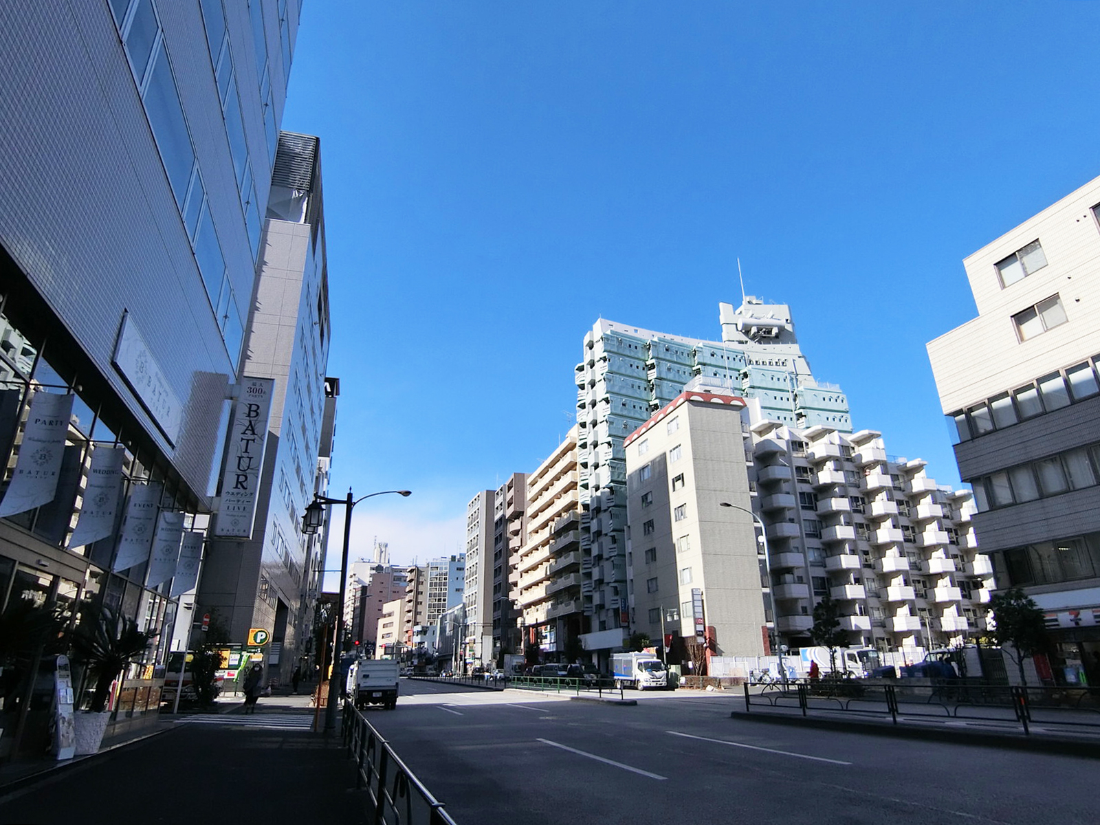 新宿TKビル前面の職安通り