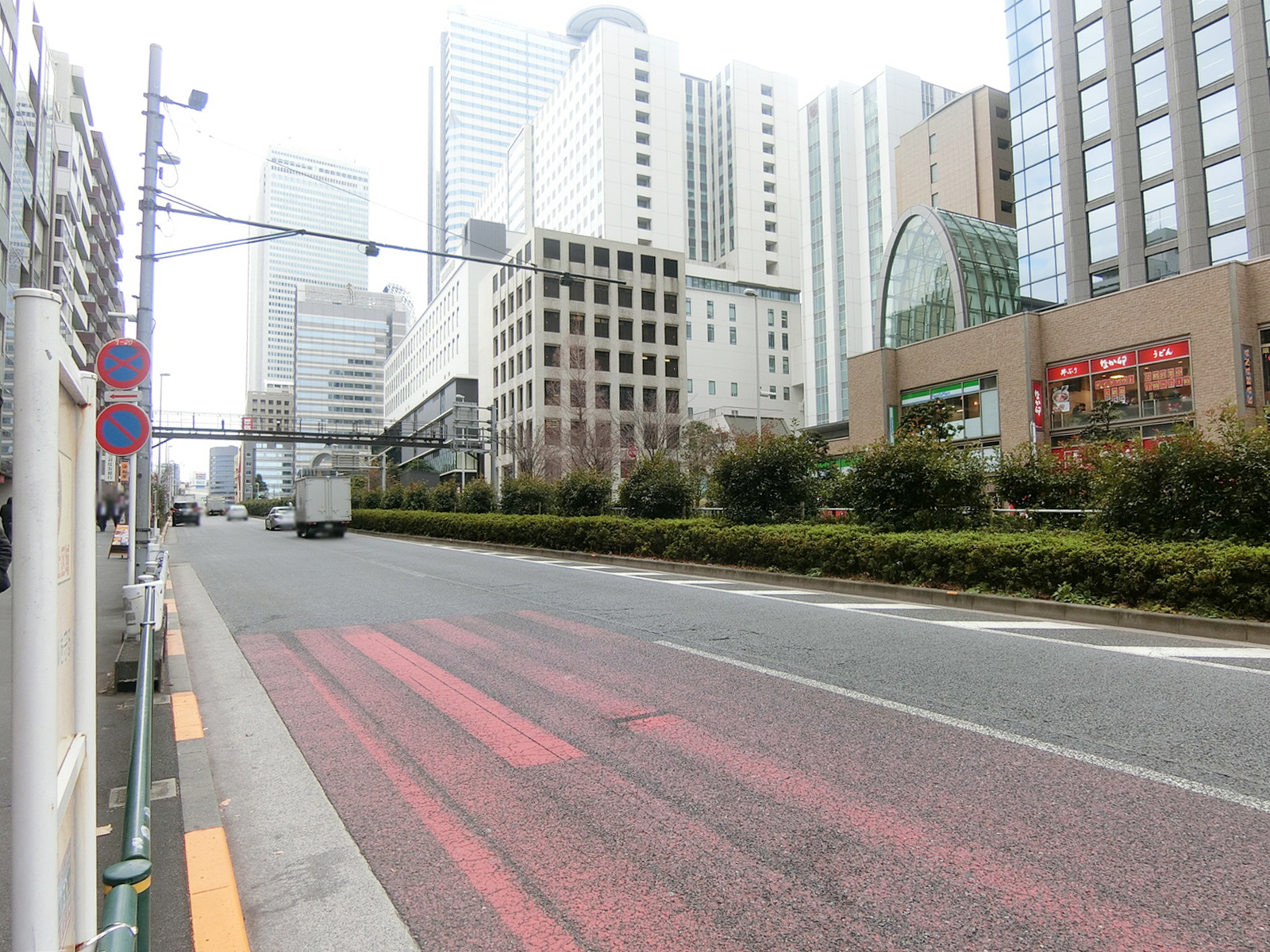 ダイヤモンドビル前面の青梅街道