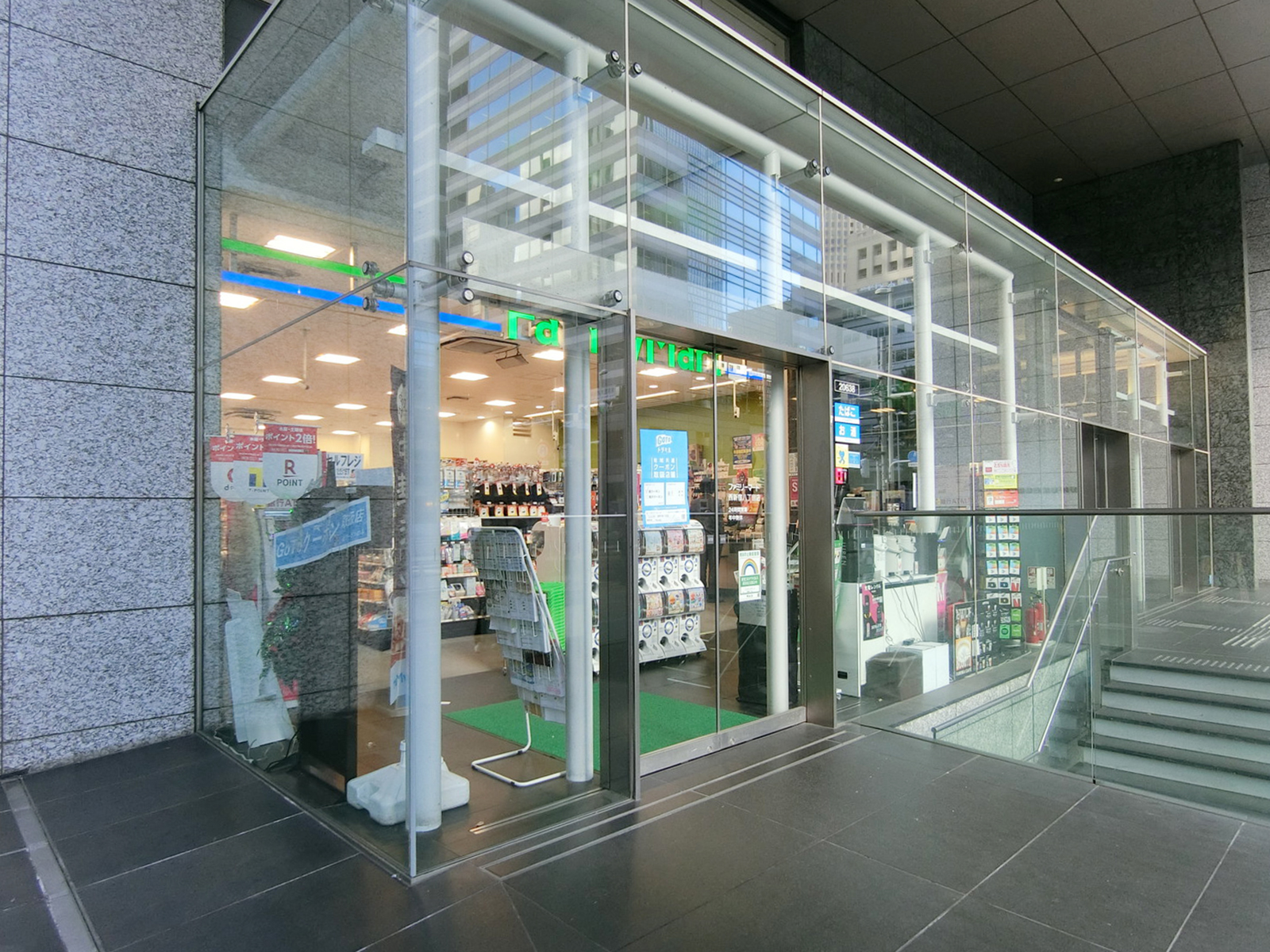 徒歩2分のファミリーマート 西新宿八丁目店