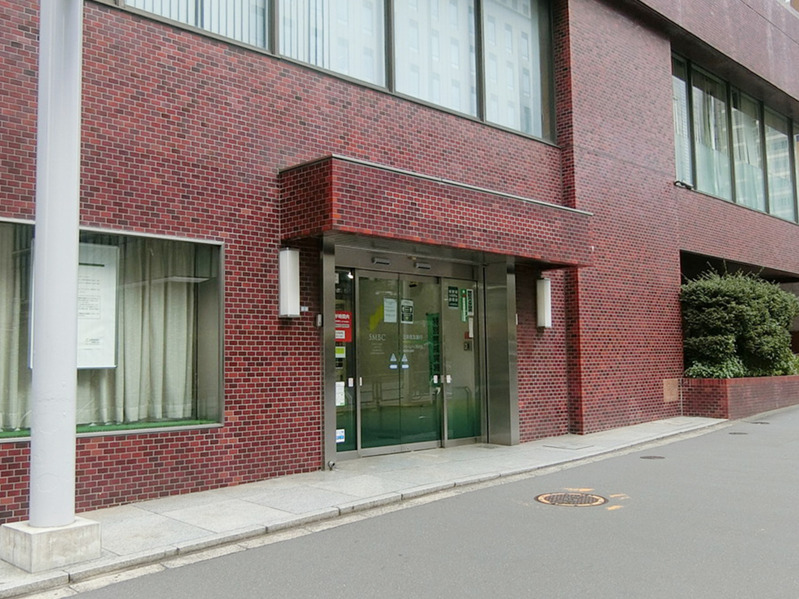 隣の三井住友銀行 西新宿出張所