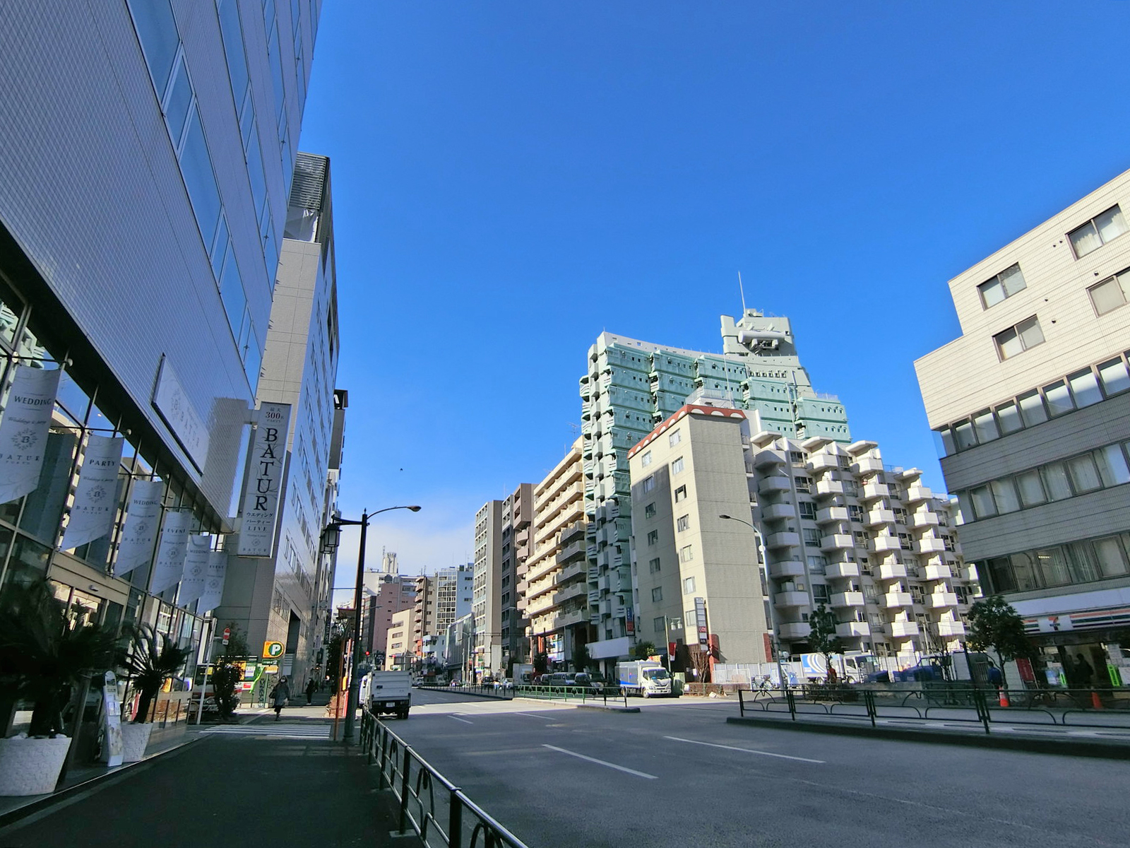 KDX東新宿ビル前面の職安通り
