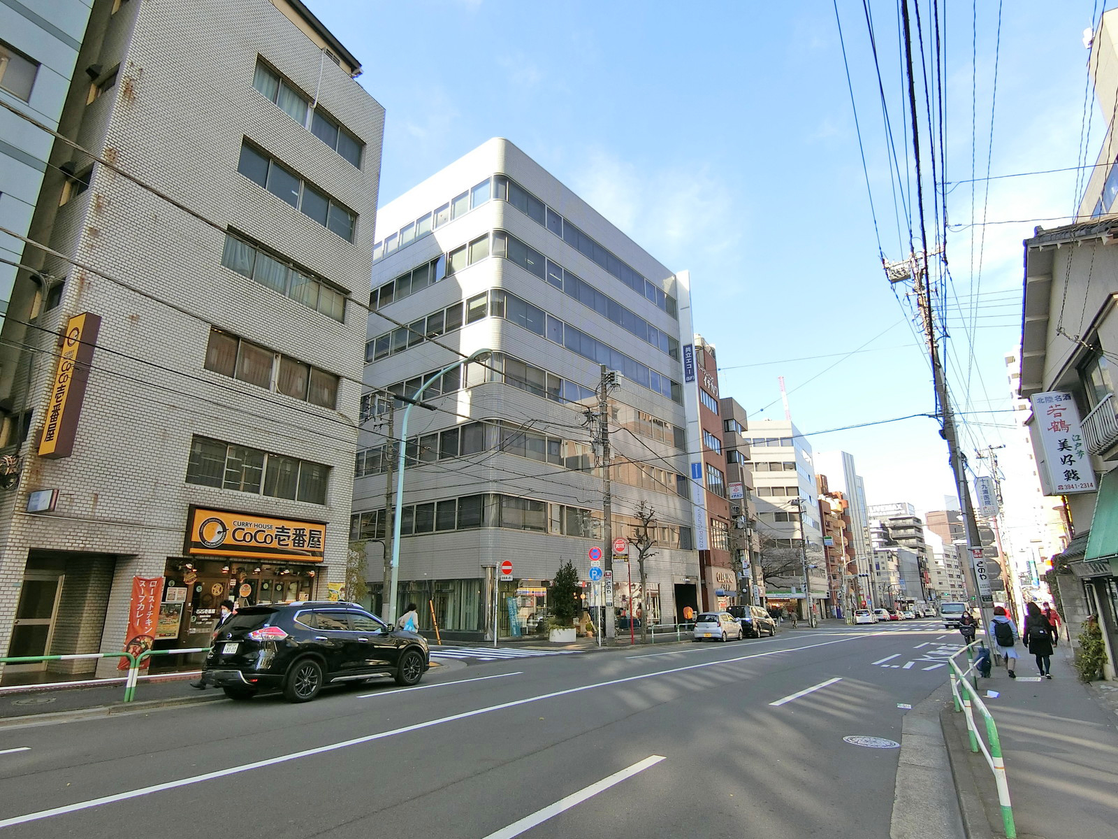 周辺にはオフィスや店舗が多いエリア